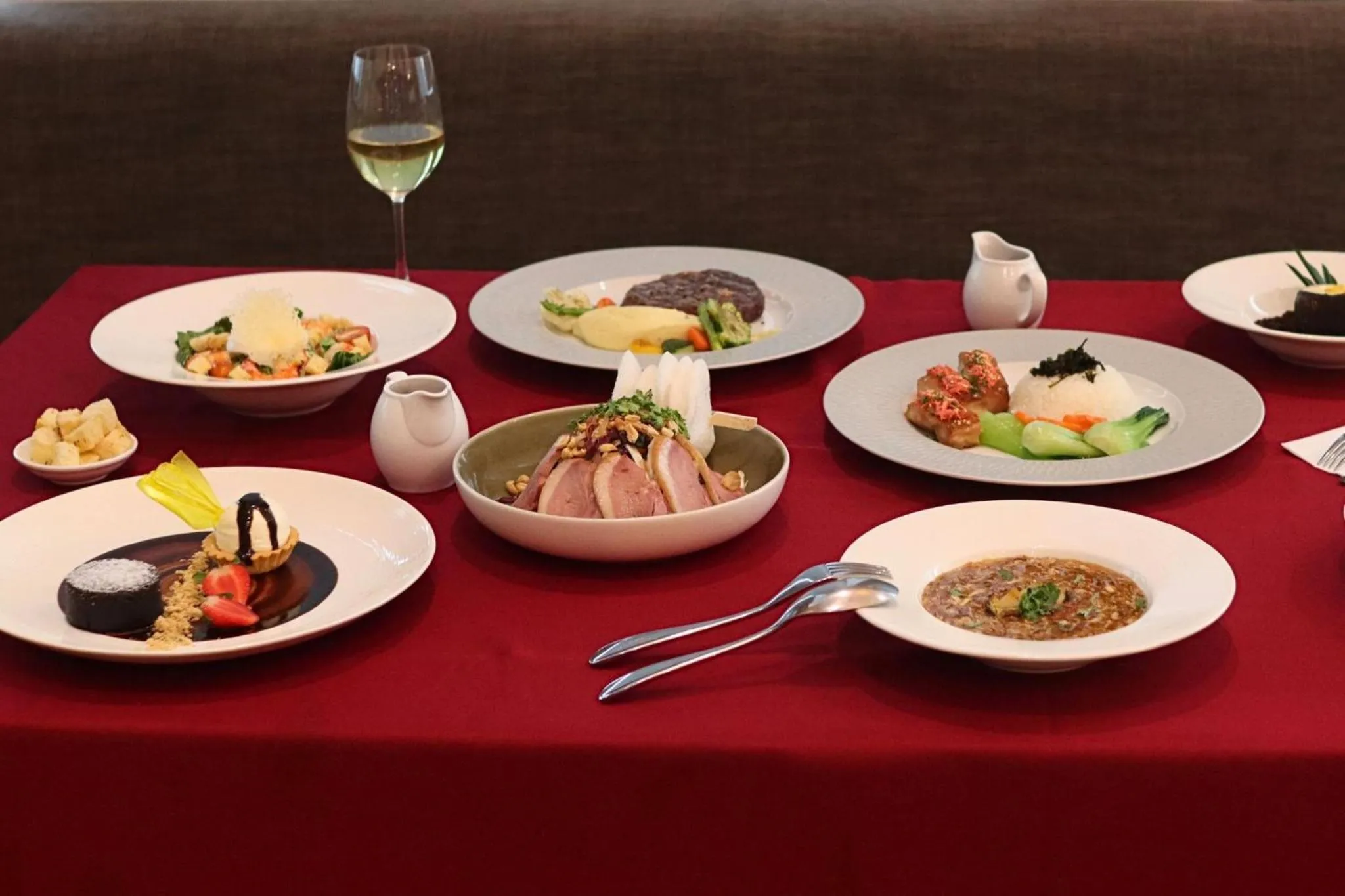 Restaurant/places to eat in Holiday Inn & Suites Saigon Airport by IHG