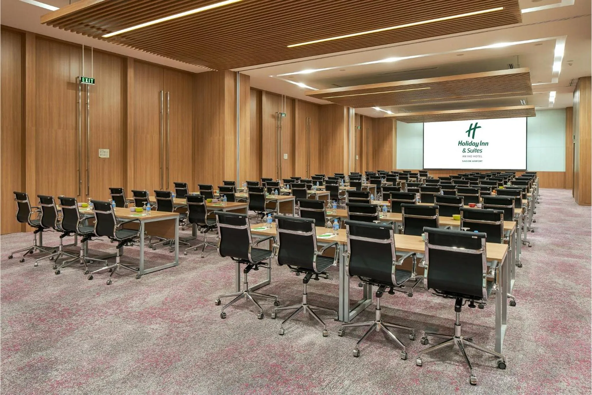 Meeting/conference room in Holiday Inn & Suites Saigon Airport by IHG