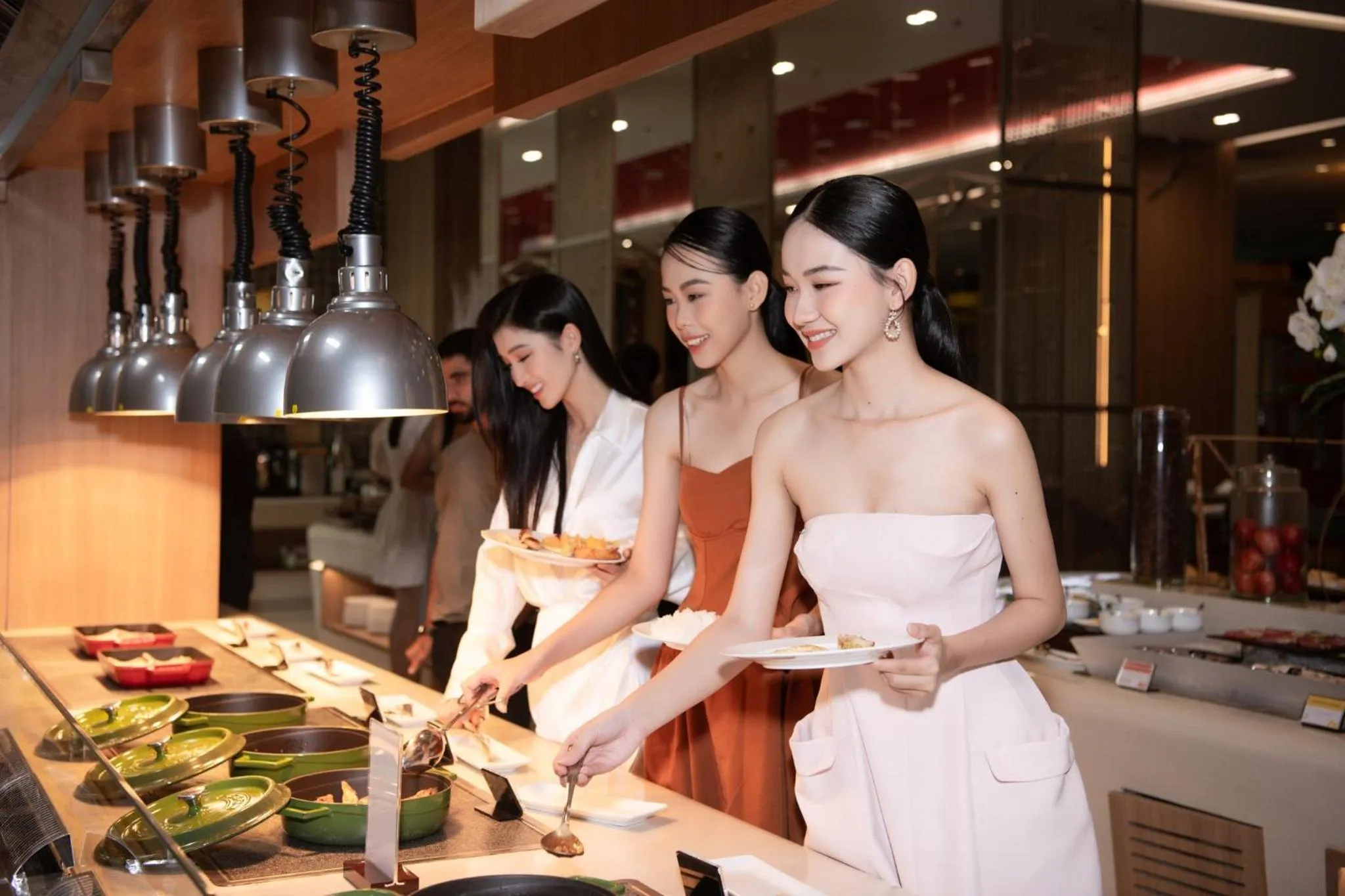 Restaurant/places to eat in Holiday Inn & Suites Saigon Airport by IHG