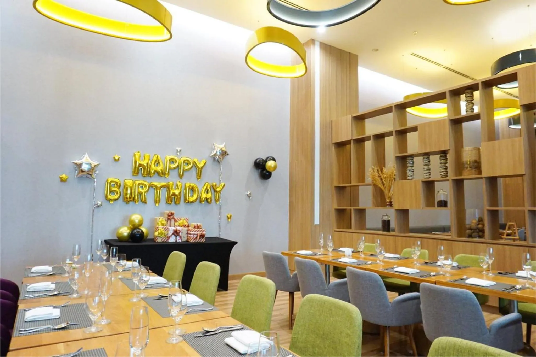 Restaurant/places to eat in Holiday Inn & Suites Saigon Airport by IHG