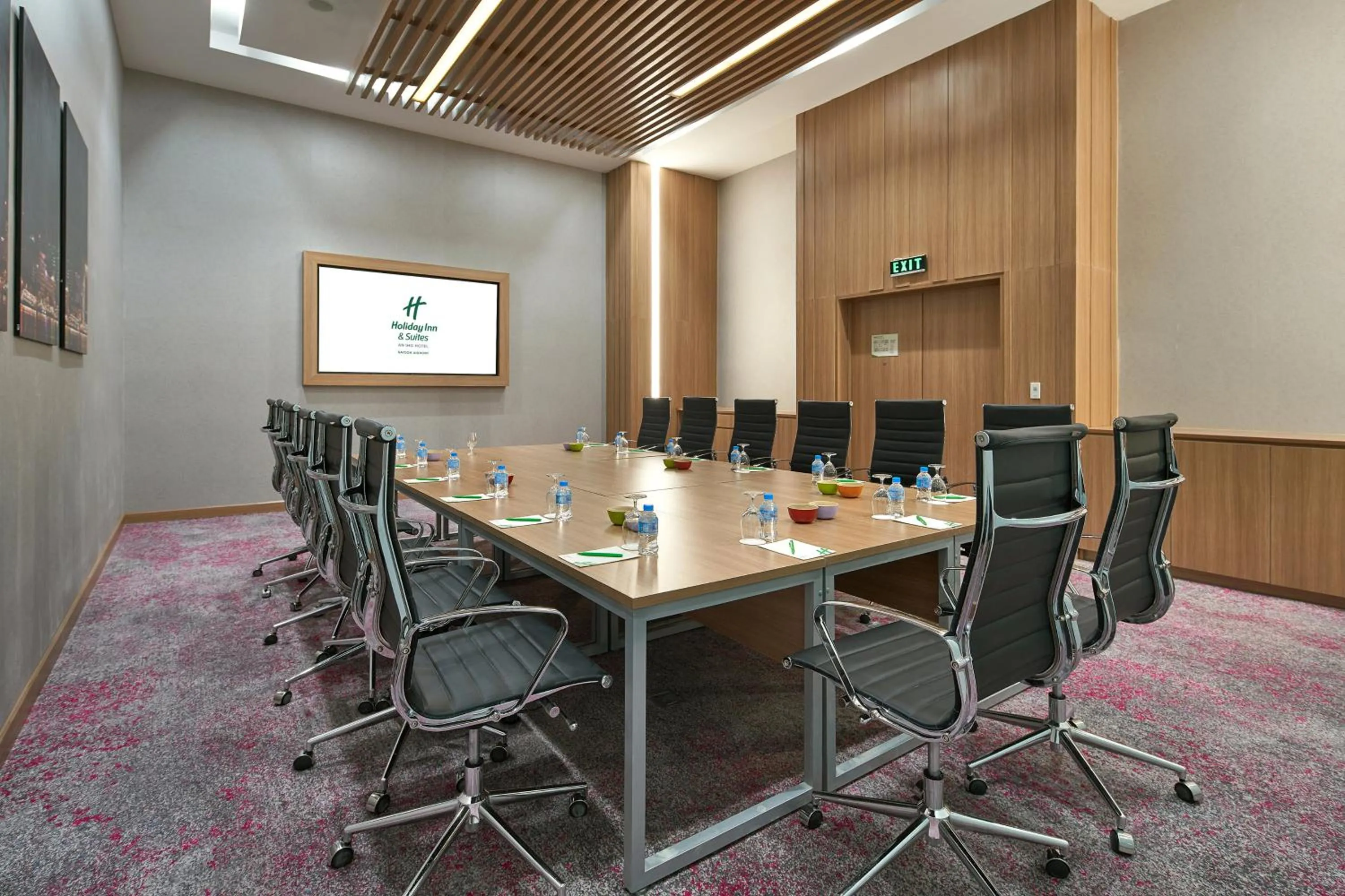 Meeting/conference room in Holiday Inn & Suites Saigon Airport by IHG
