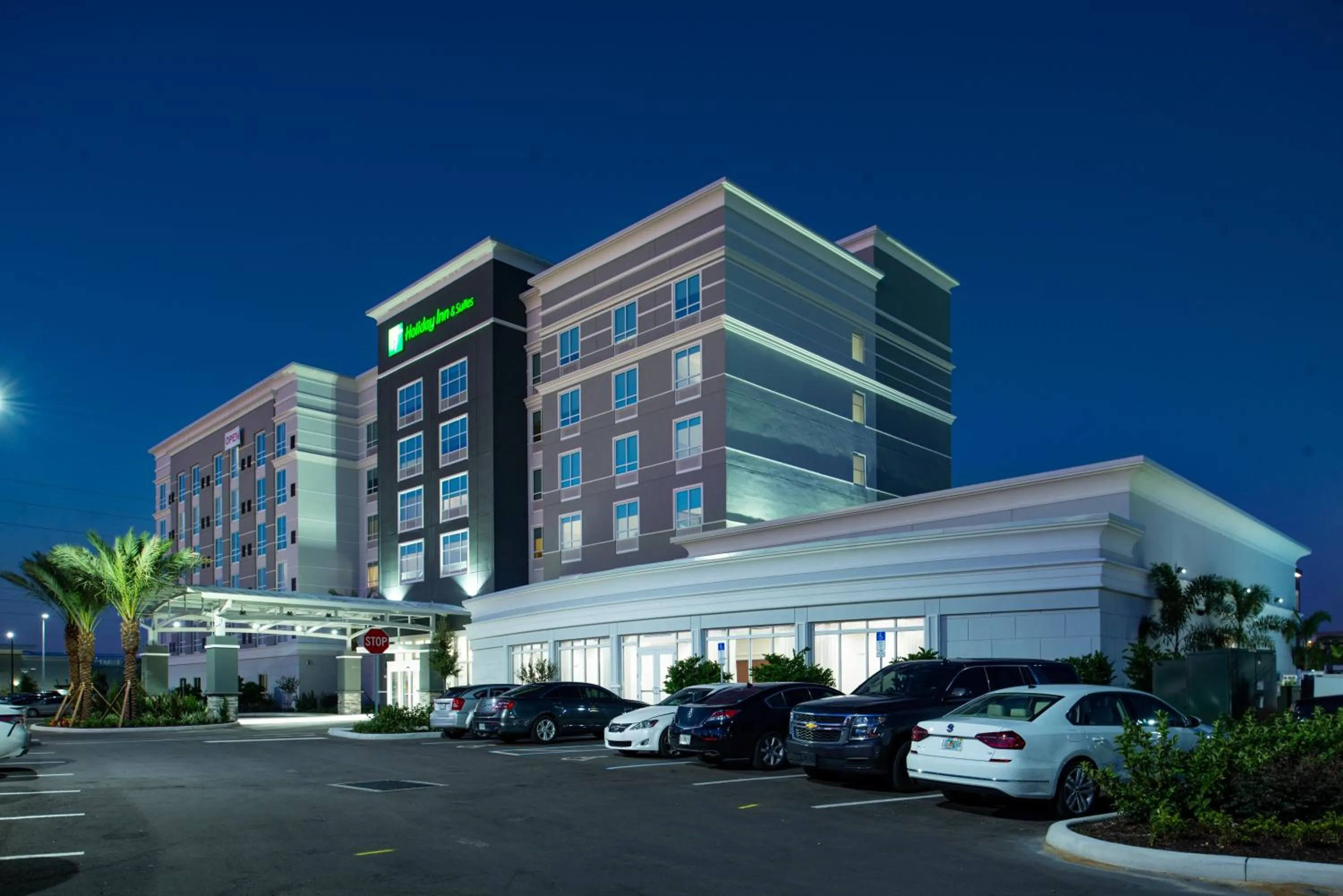 Property building in Holiday Inn & Suites Orlando - I-Drive - Theme Parks by IHG