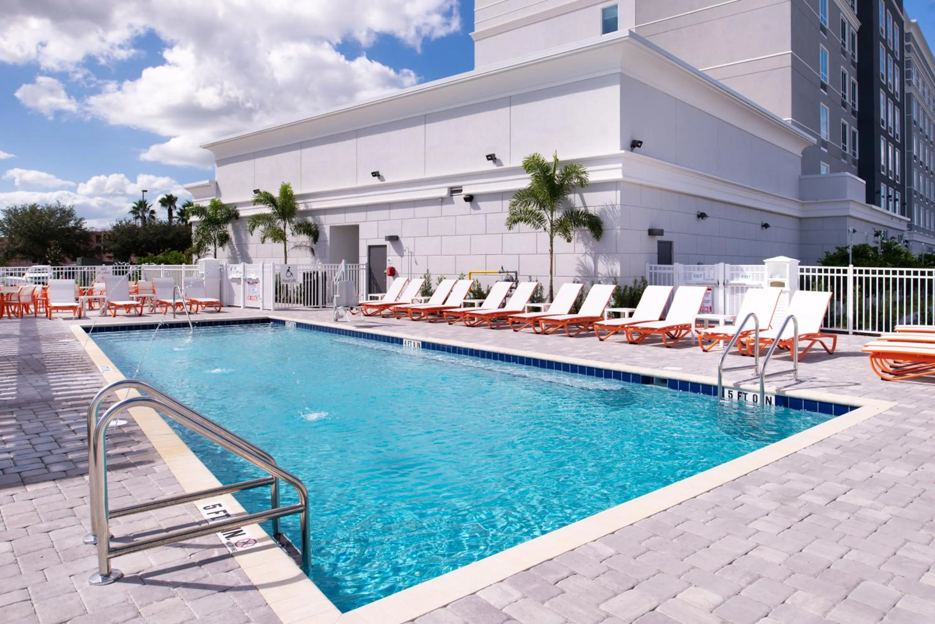 Swimming pool in Holiday Inn & Suites Orlando - I-Drive - Theme Parks by IHG