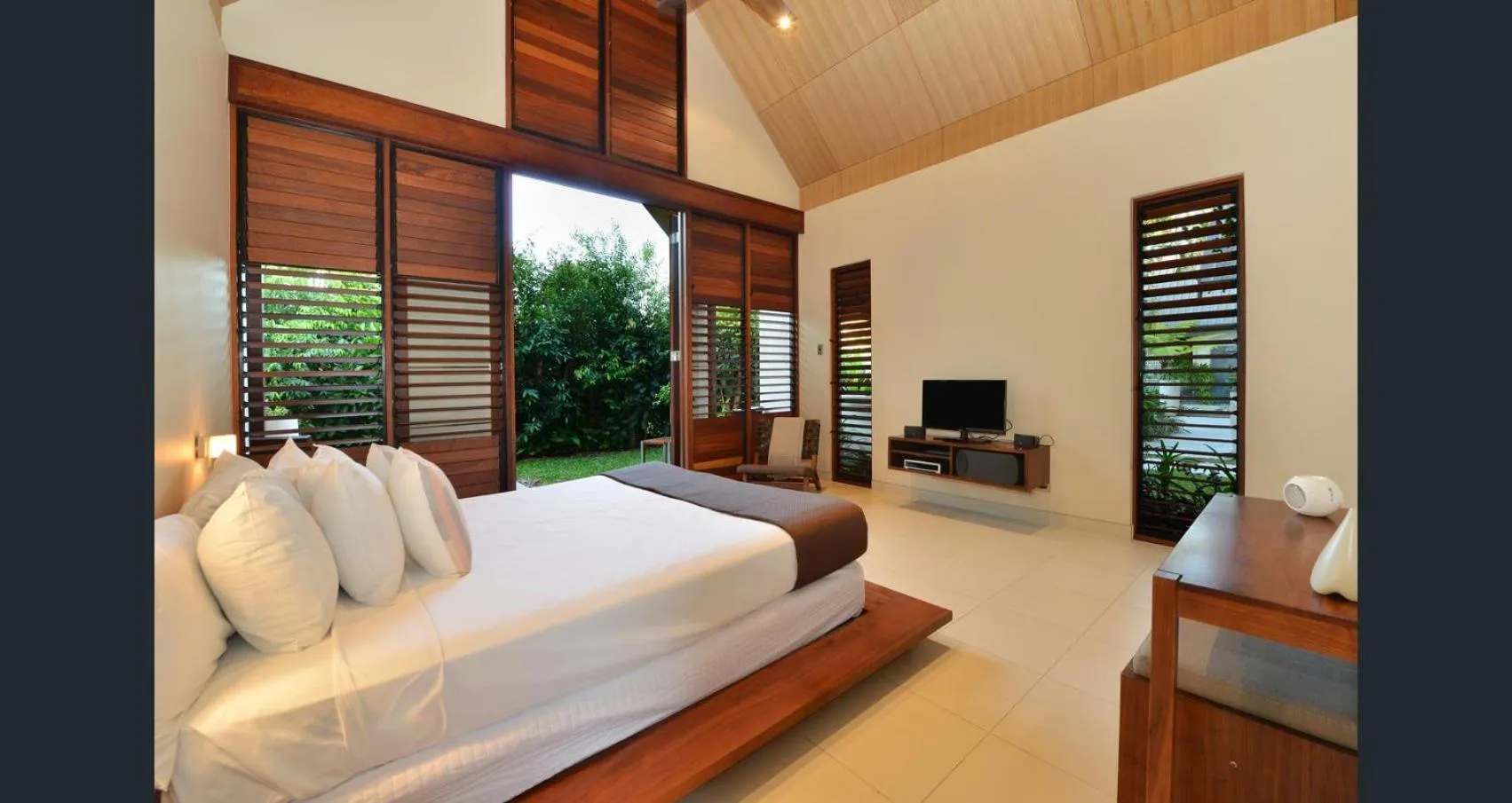 Bedroom, Bed in Niramaya Villas and Spa