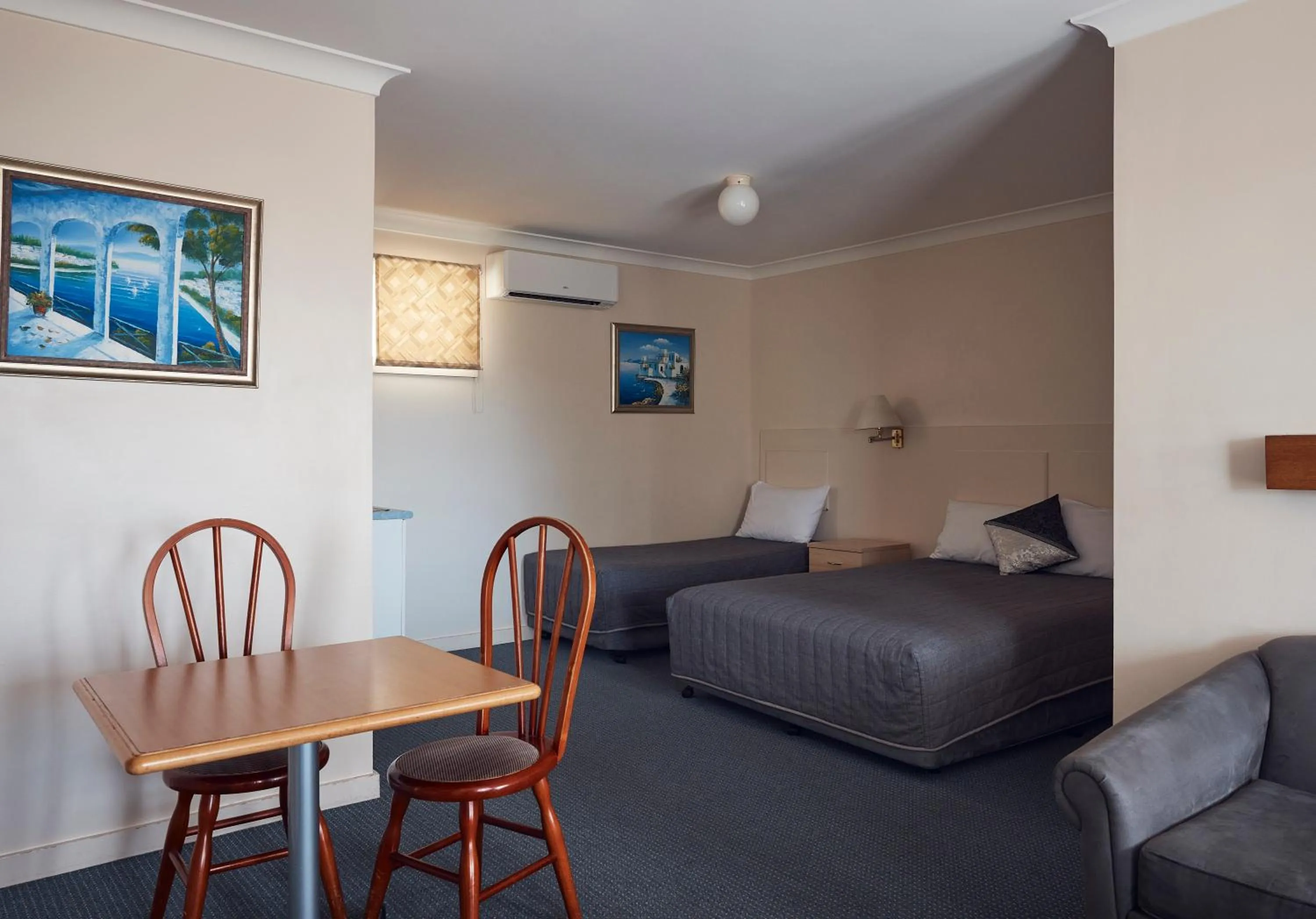 Holiday Lodge Motor Inn