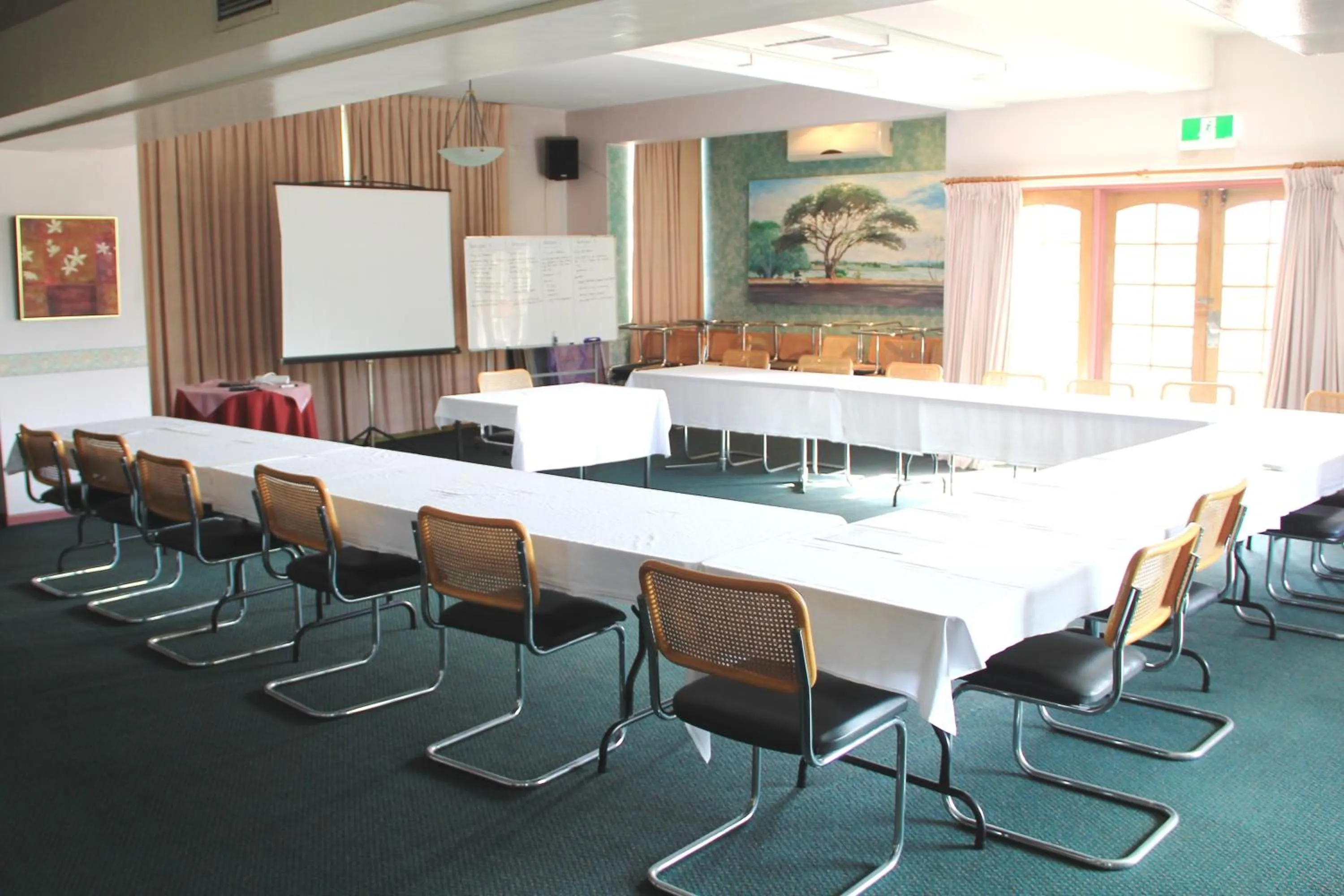 Area and facilities in Hamilton Motor Inn