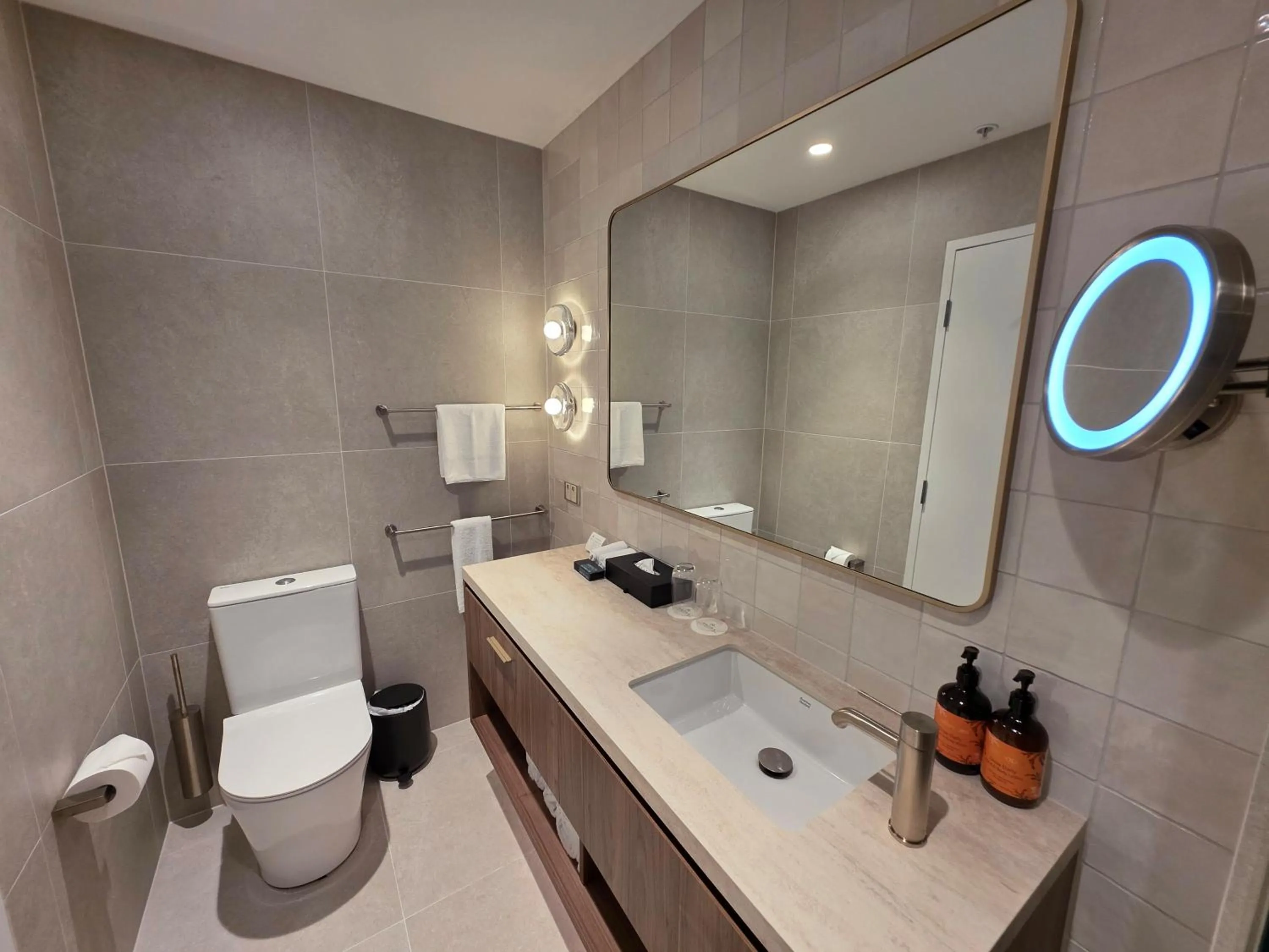 Amora Herencia Riverwalk Melbourne