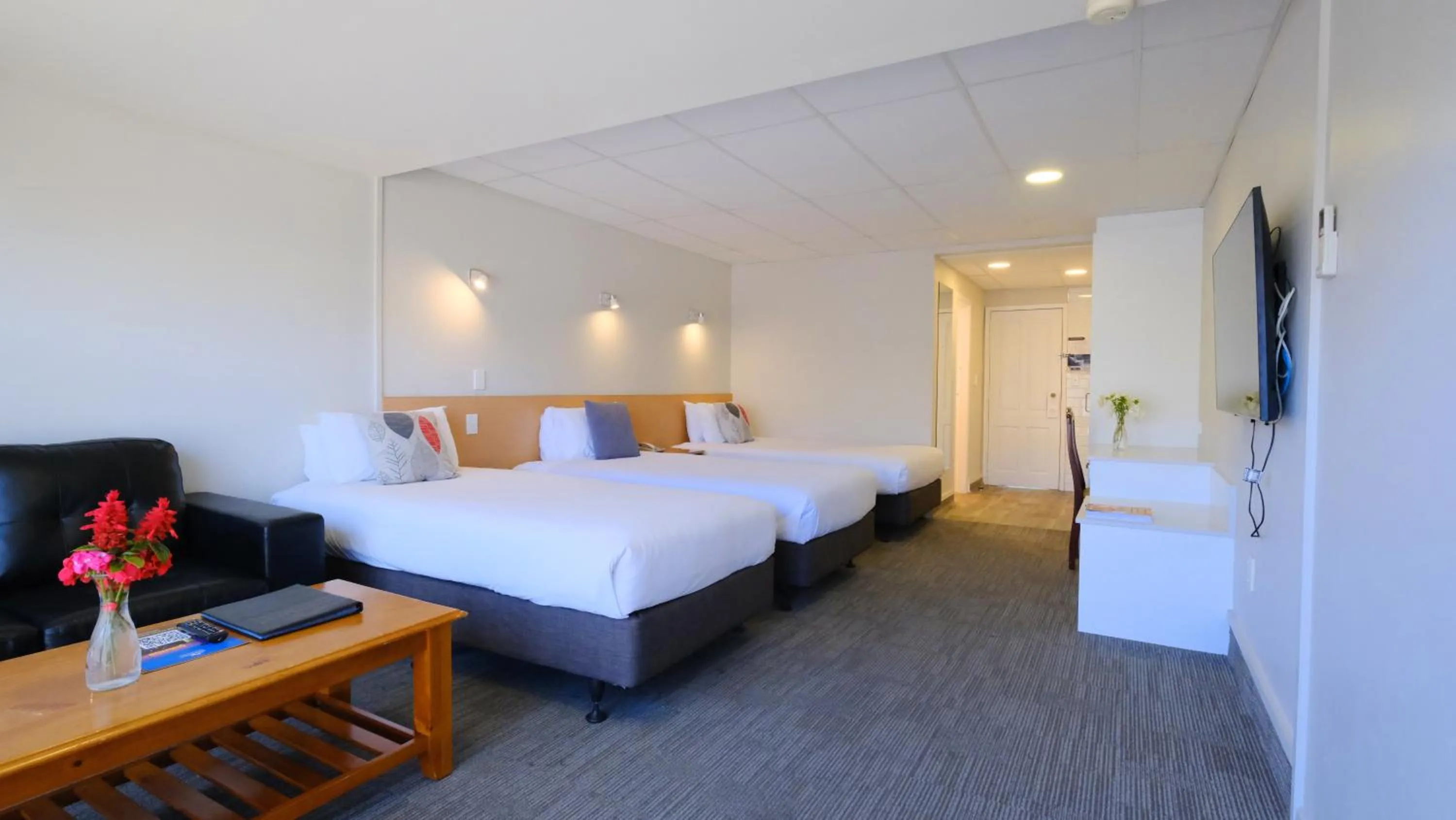 Photo of the whole room, Bed in The Garden Hotel