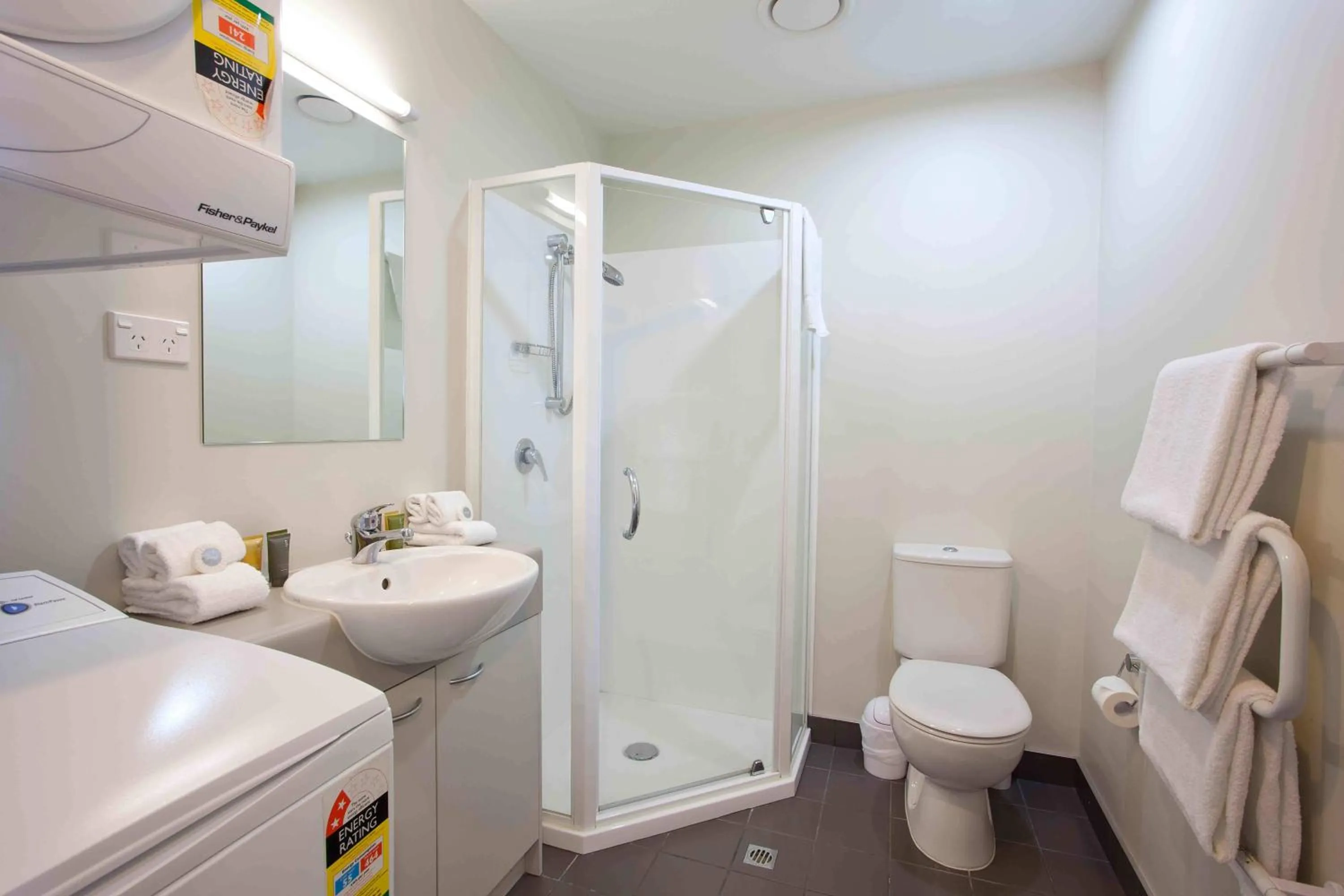 Shower in Proximity Apartments Manukau / Auckland Airport