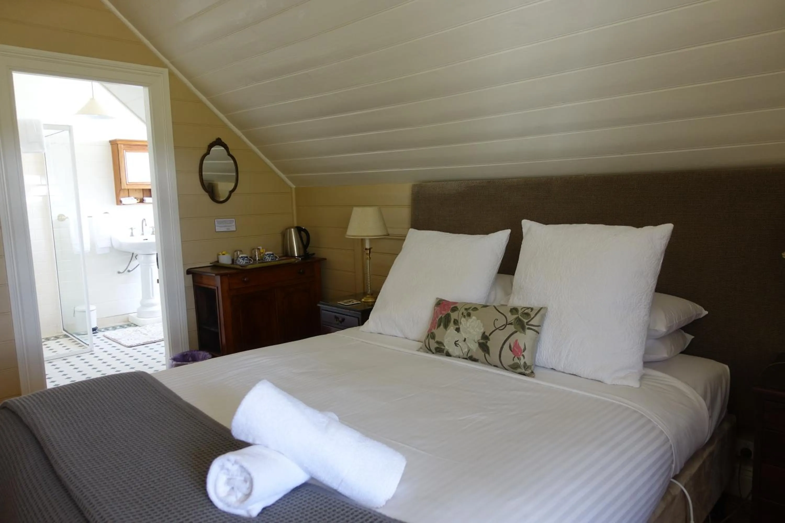 Photo of the whole room, Bed in Kurrara Historic Guest House