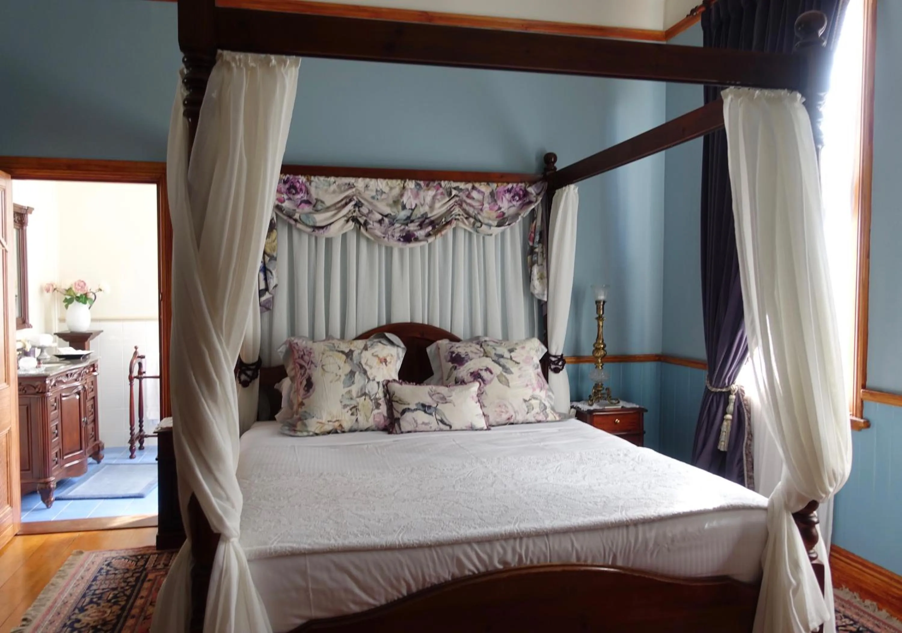 Photo of the whole room, Bed in Kurrara Historic Guest House