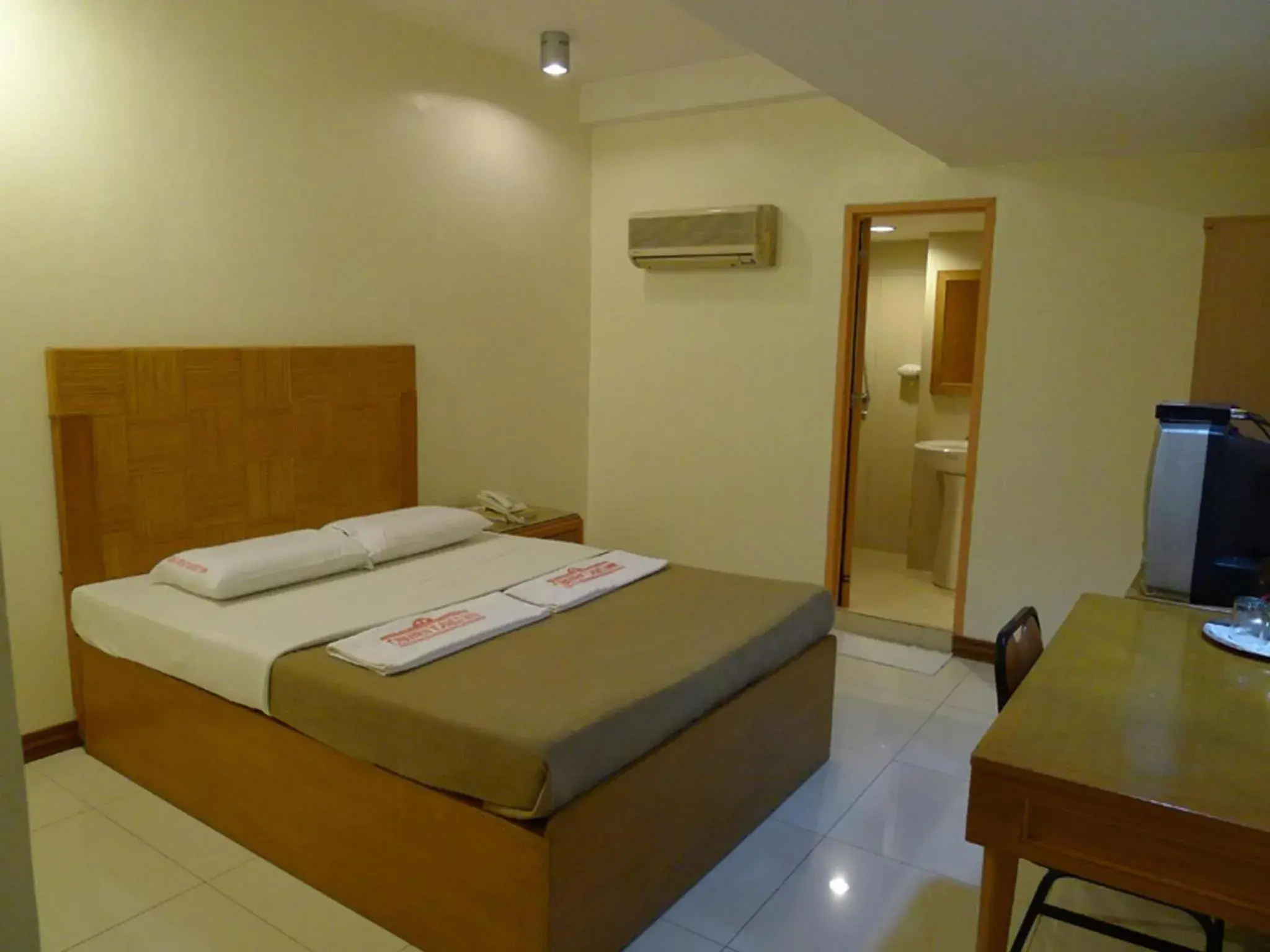 Deluxe Double Room in Cebuview Tourist Inn Deluxe Double Room in Cebuview Tourist Inn