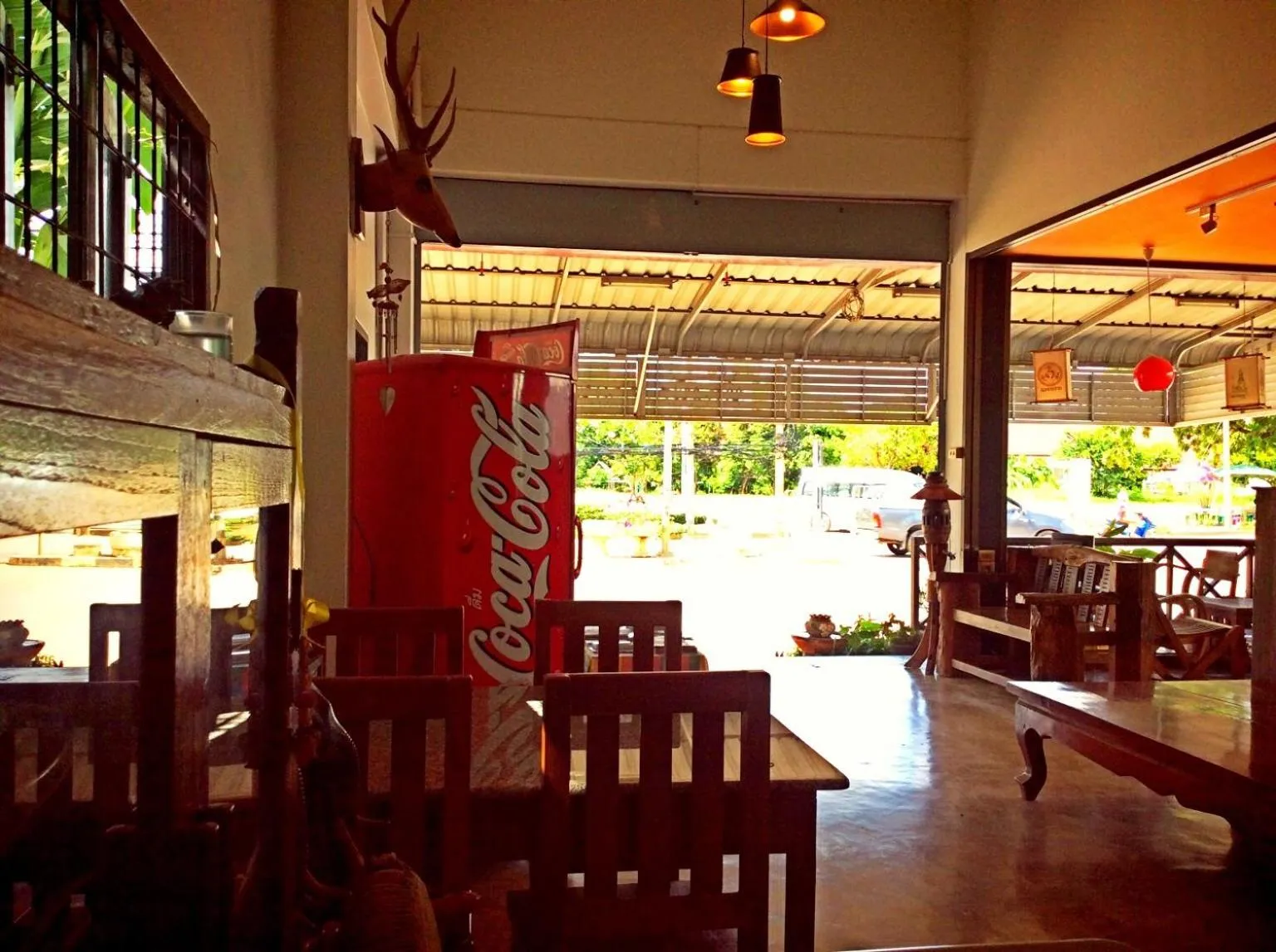 Restaurant/places to eat in EZ House