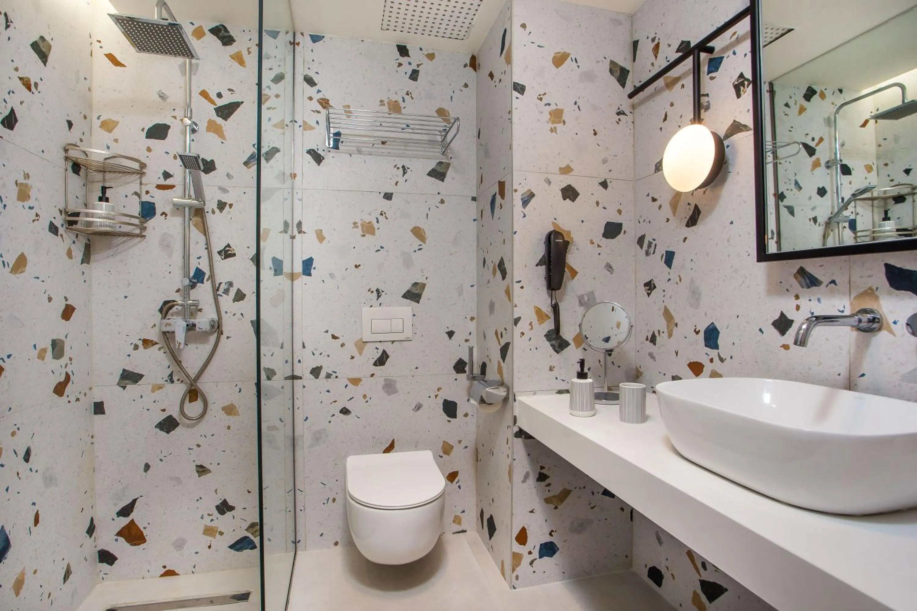 Shower in Mazoren Art Hotel