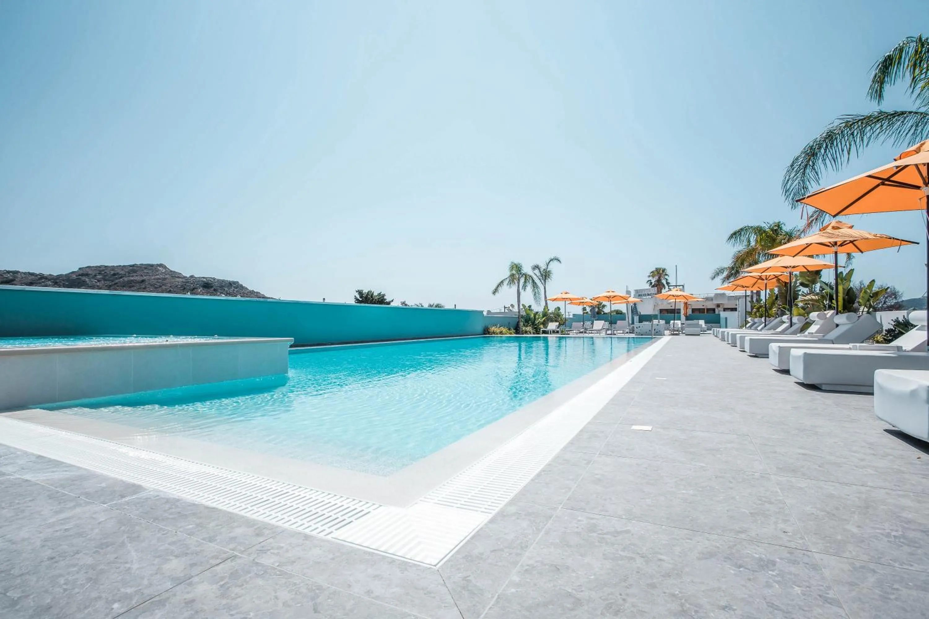 Swimming pool in Mazoren Art Hotel