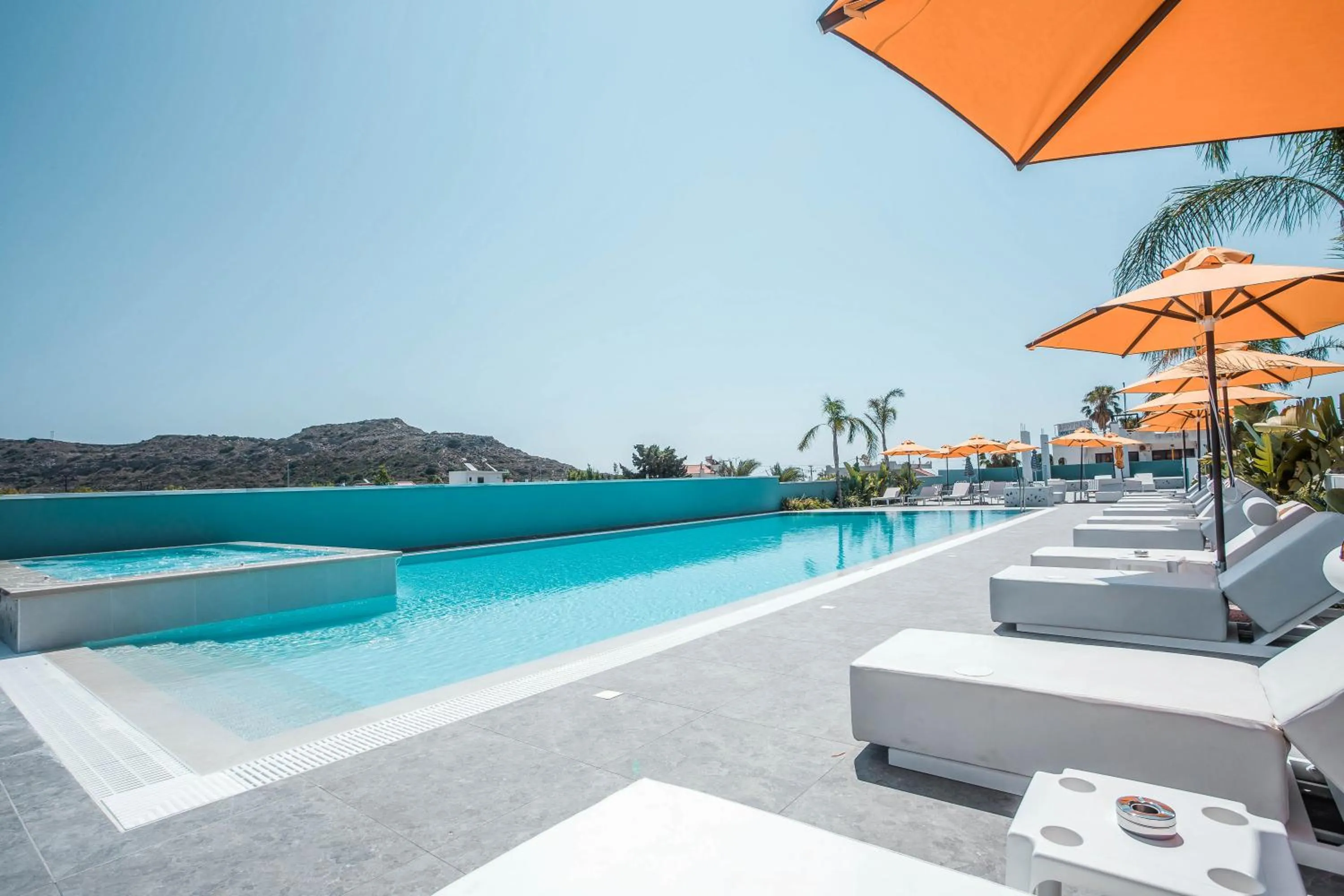 Swimming pool in Mazoren Art Hotel