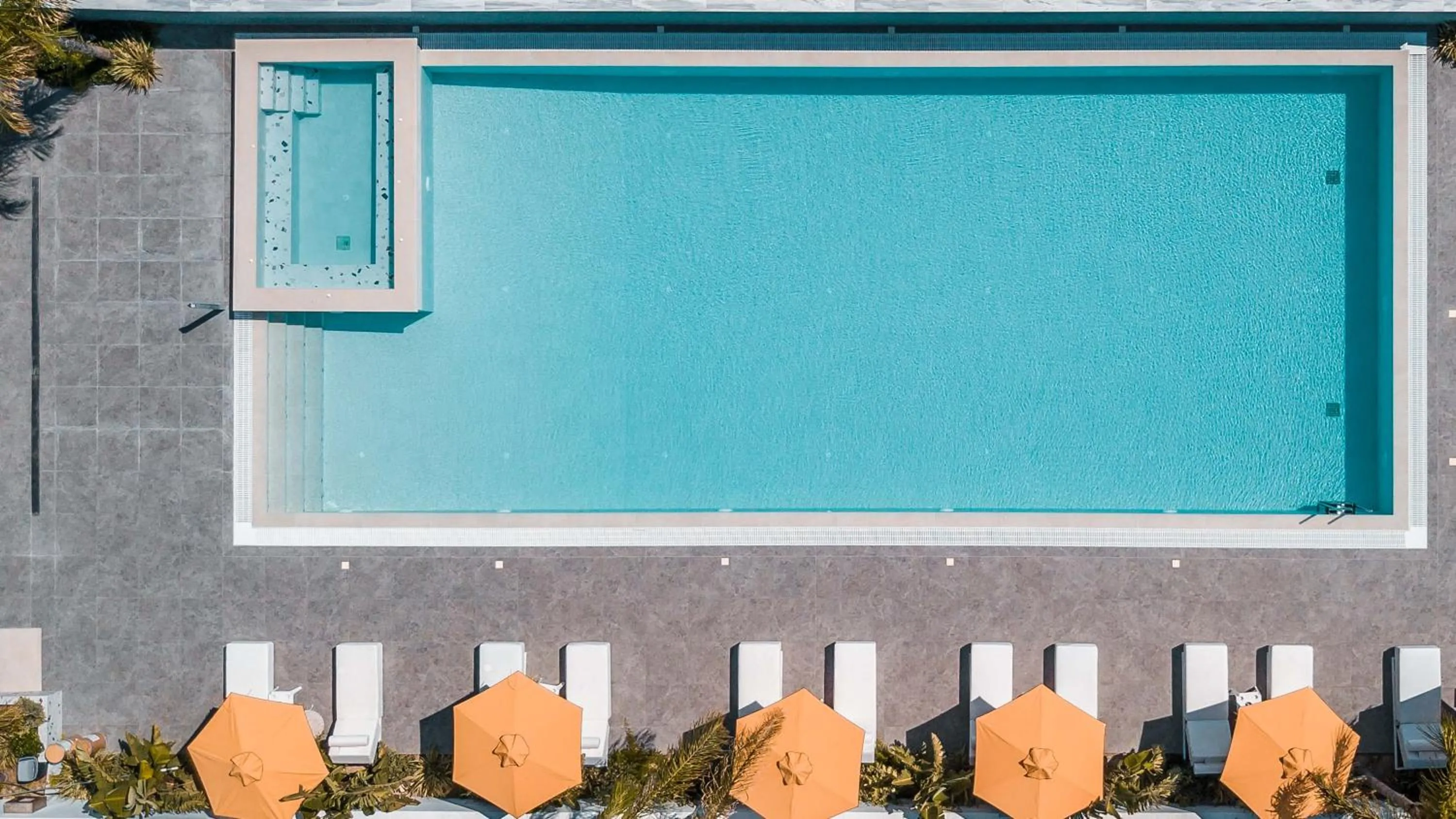 Swimming pool in Mazoren Art Hotel