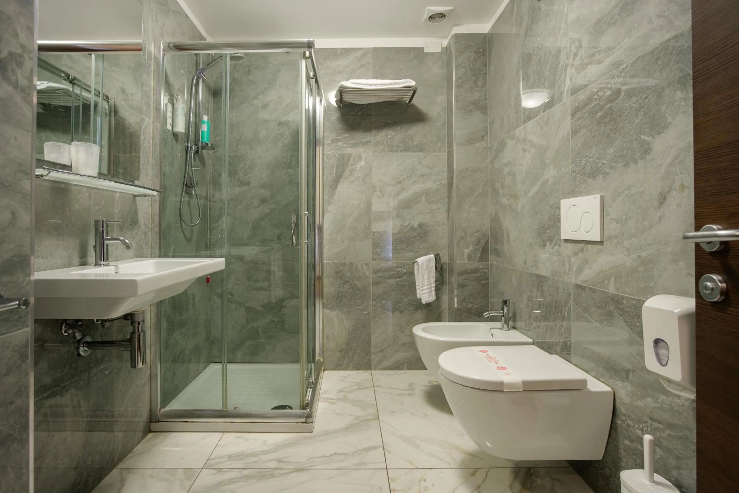 Shower in Hotel Ristorante Da Tonino