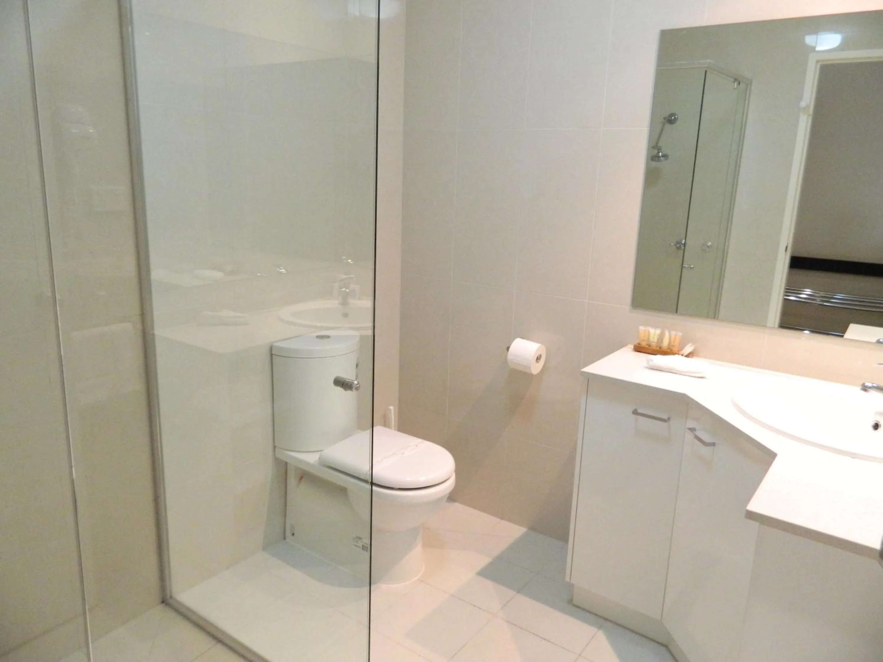 Bathroom in Ciloms Airport Lodge Melbourne Airport