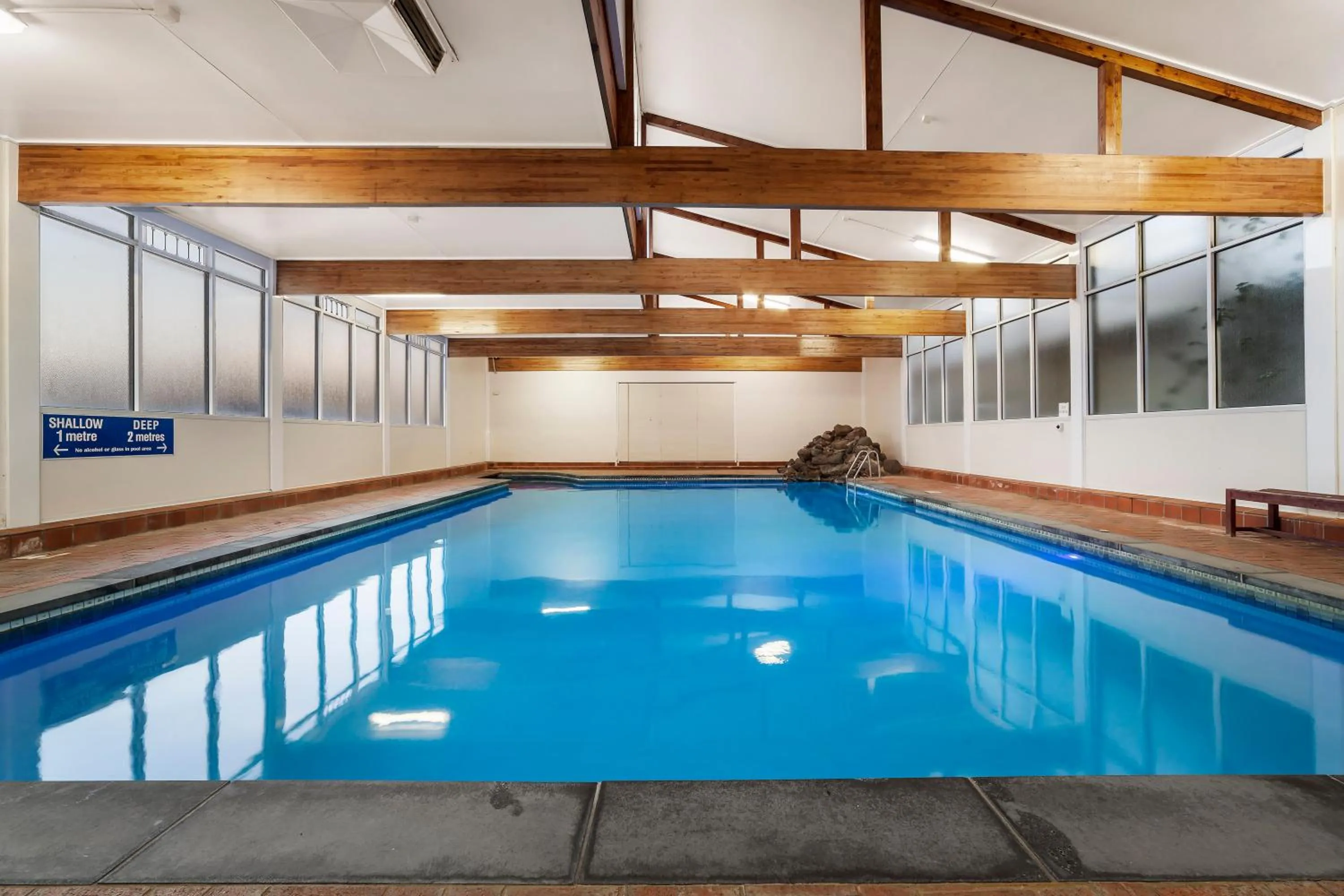 Swimming pool in Ciloms Airport Lodge Melbourne Airport