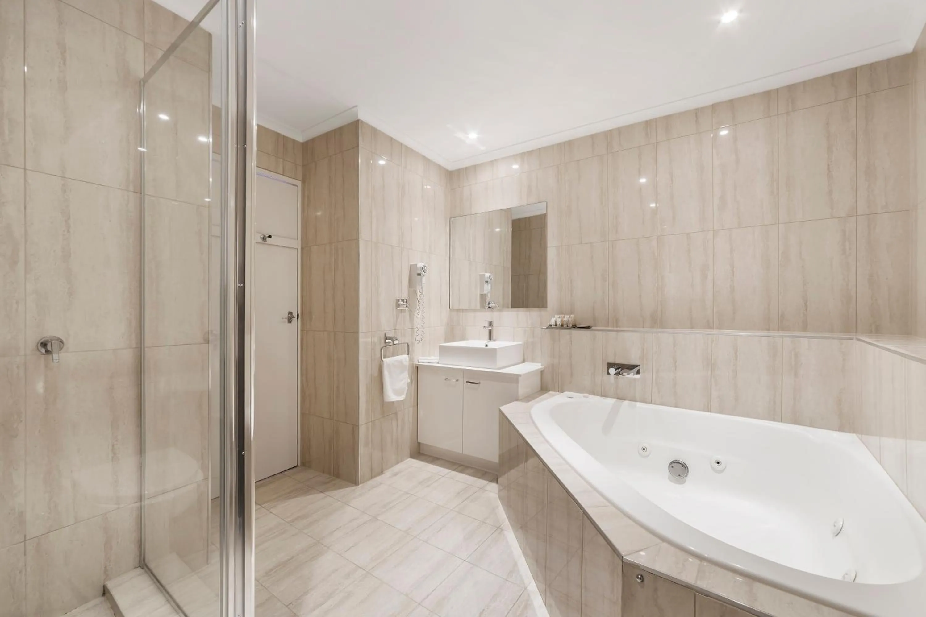 Bathroom in Ciloms Airport Lodge Melbourne Airport