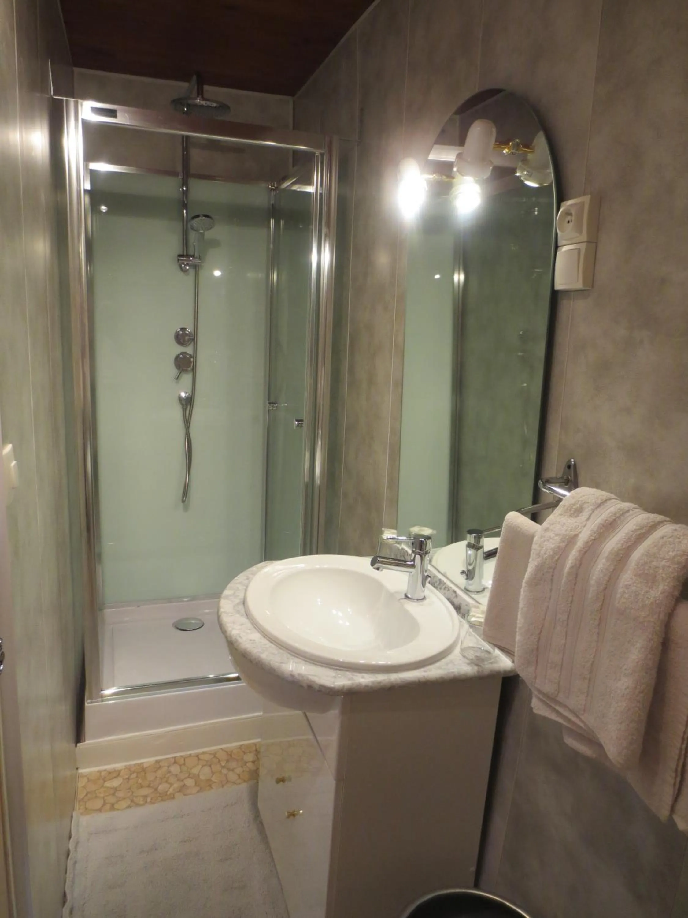 Shower in Hôtel les Deux Cols