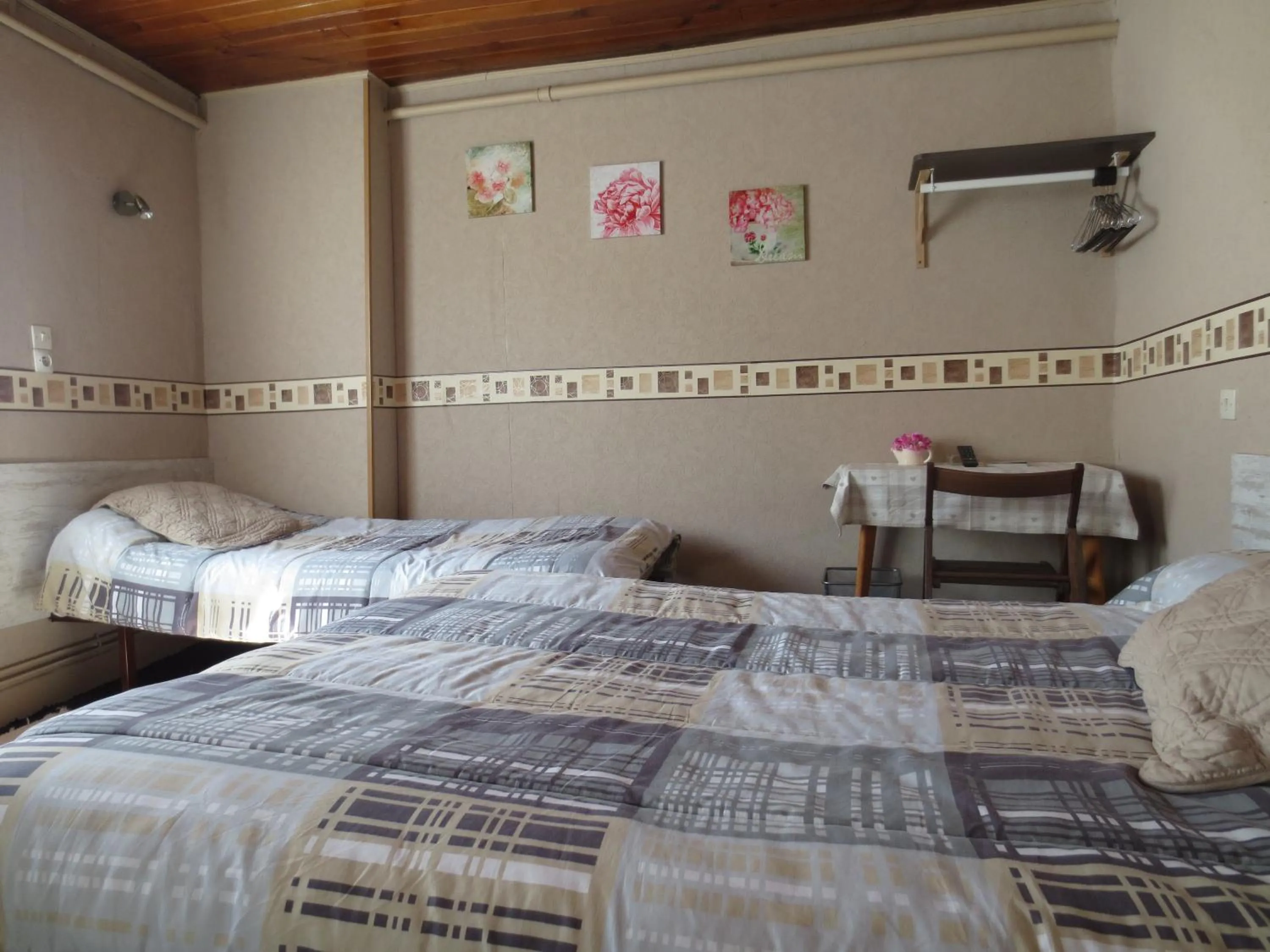 Photo of the whole room, Bed in Hôtel les Deux Cols