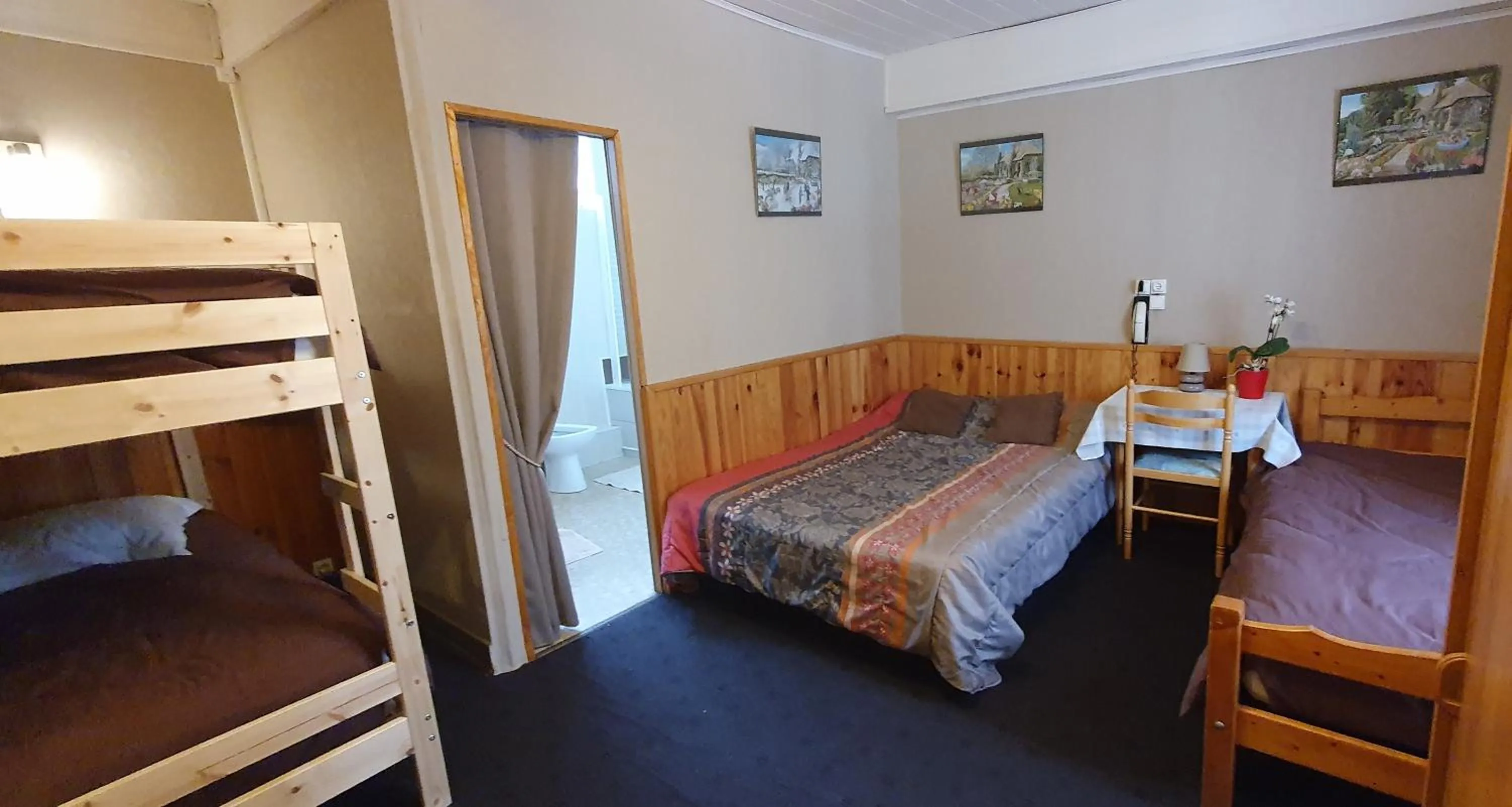 Toilet, Bed in Hôtel les Deux Cols