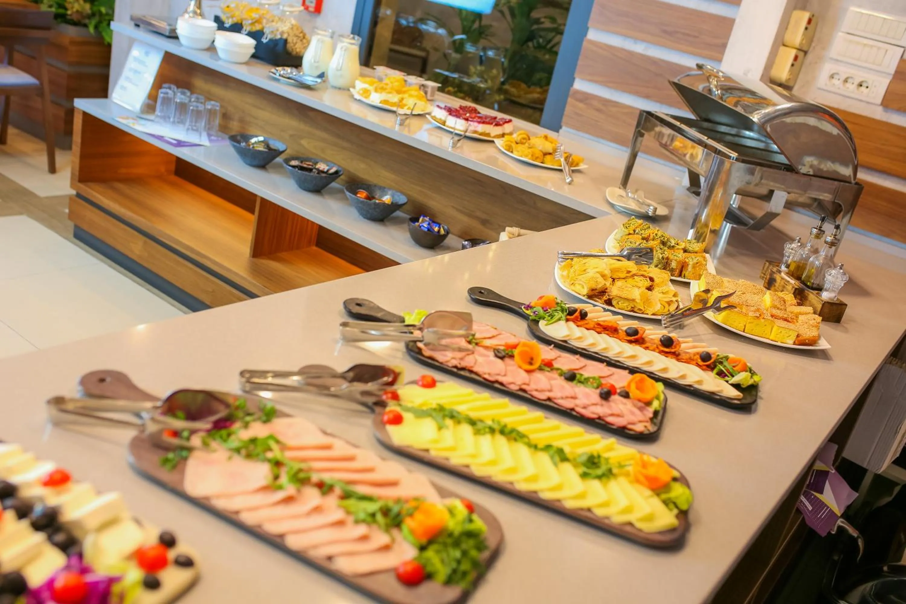 Buffet breakfast in Hotel Garni VIZURA Sport