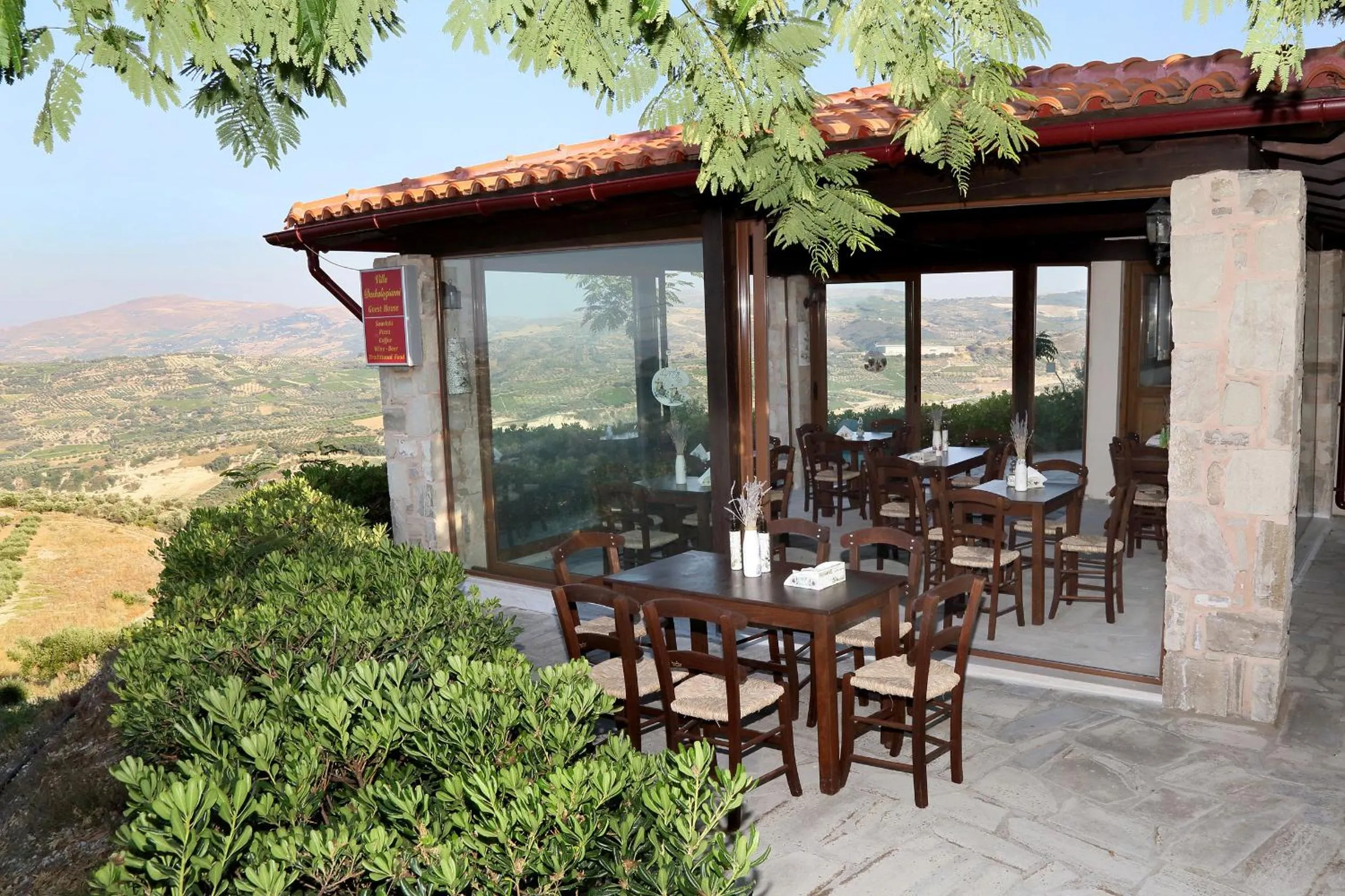 Restaurant/places to eat in Villa Daskalogianni