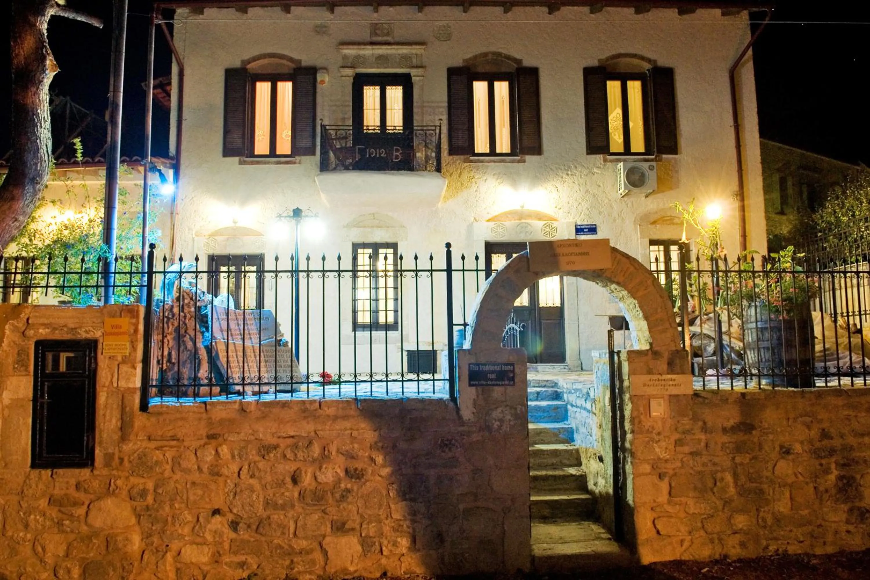 Facade/entrance in Villa Daskalogianni