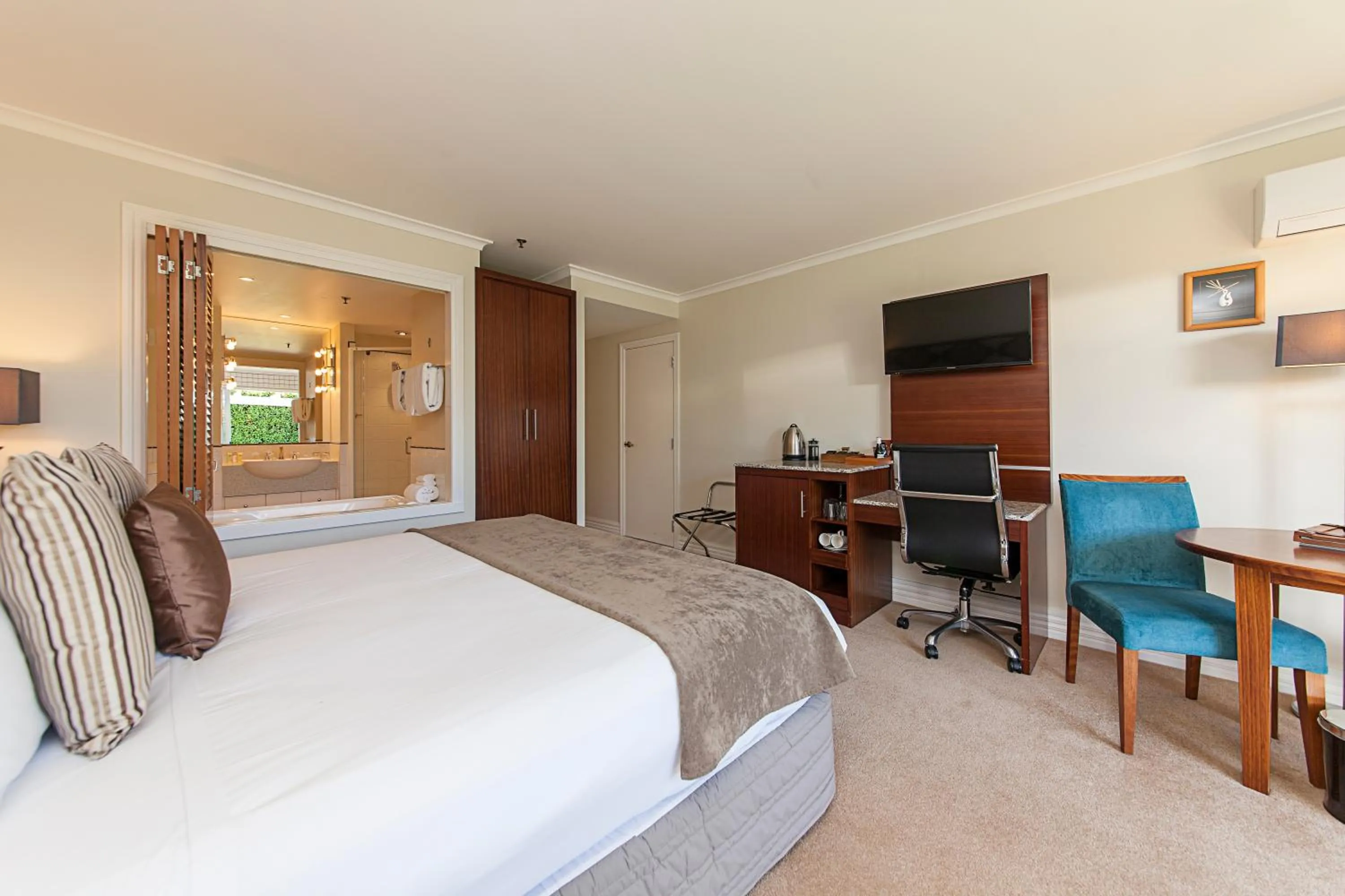 Bedroom, Bed in VR Rotorua Lake Resort