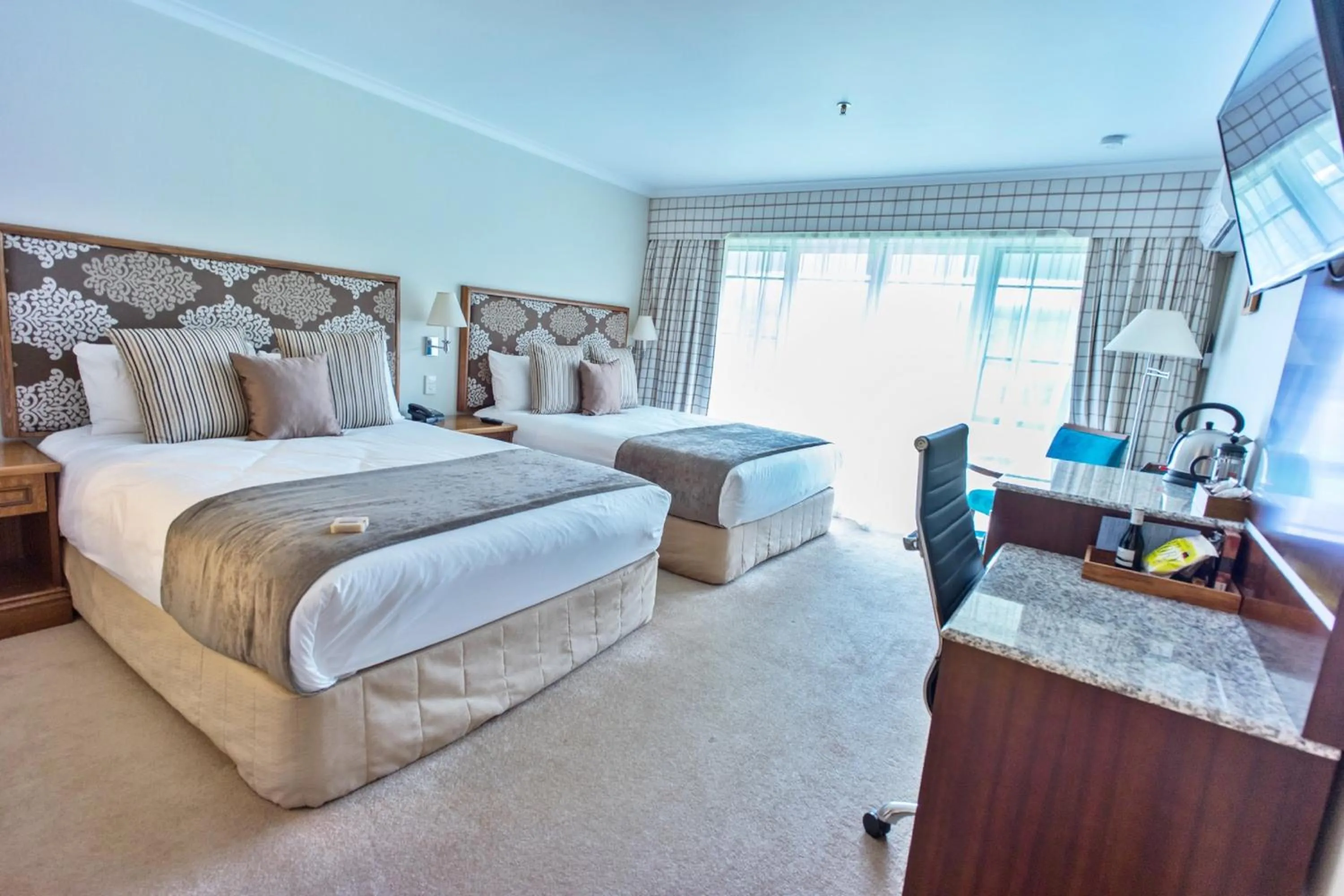 Garden view, Bed in VR Rotorua Lake Resort