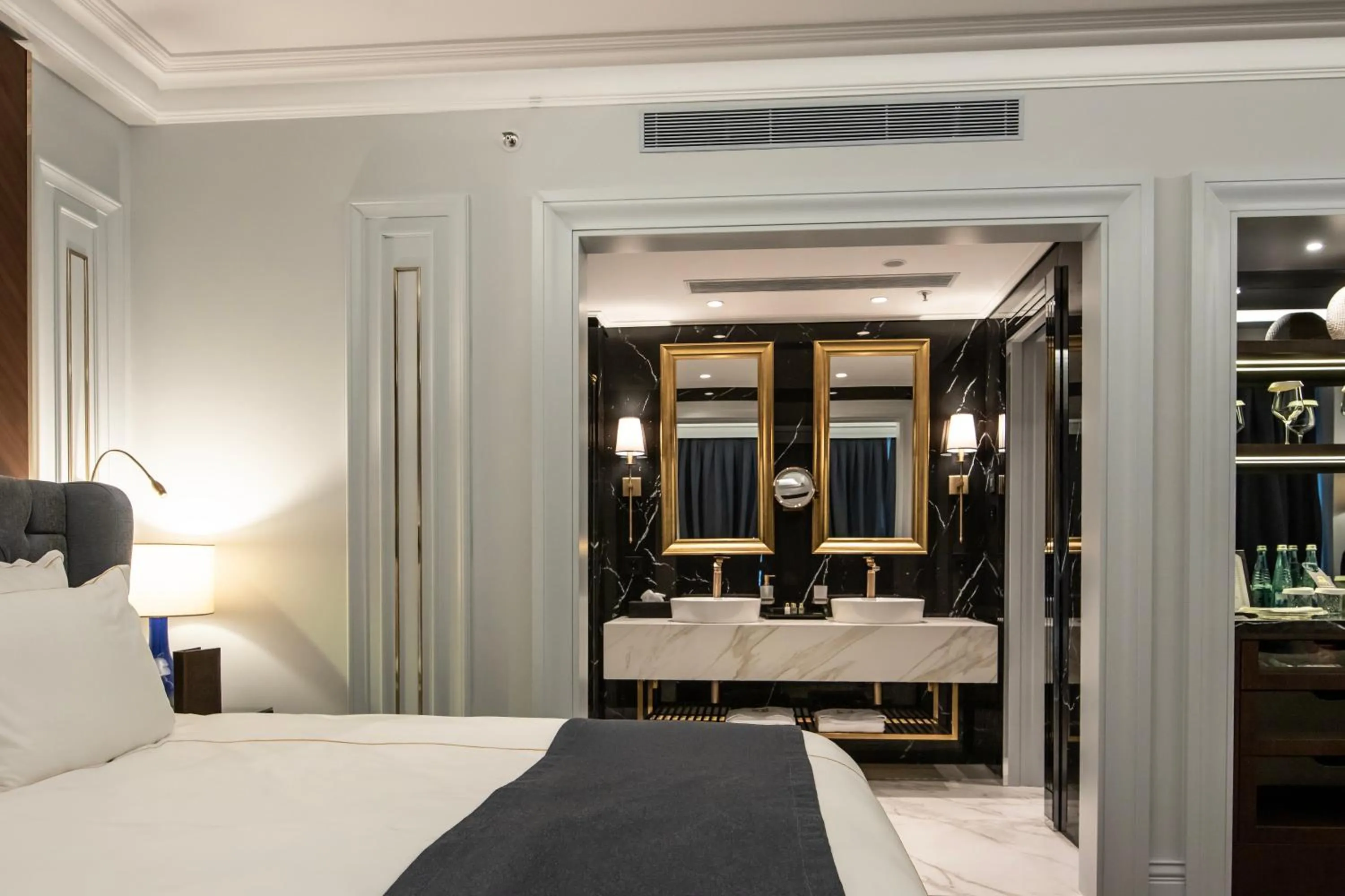 Bed in Xheko Imperial Luxury Hotel & SPA