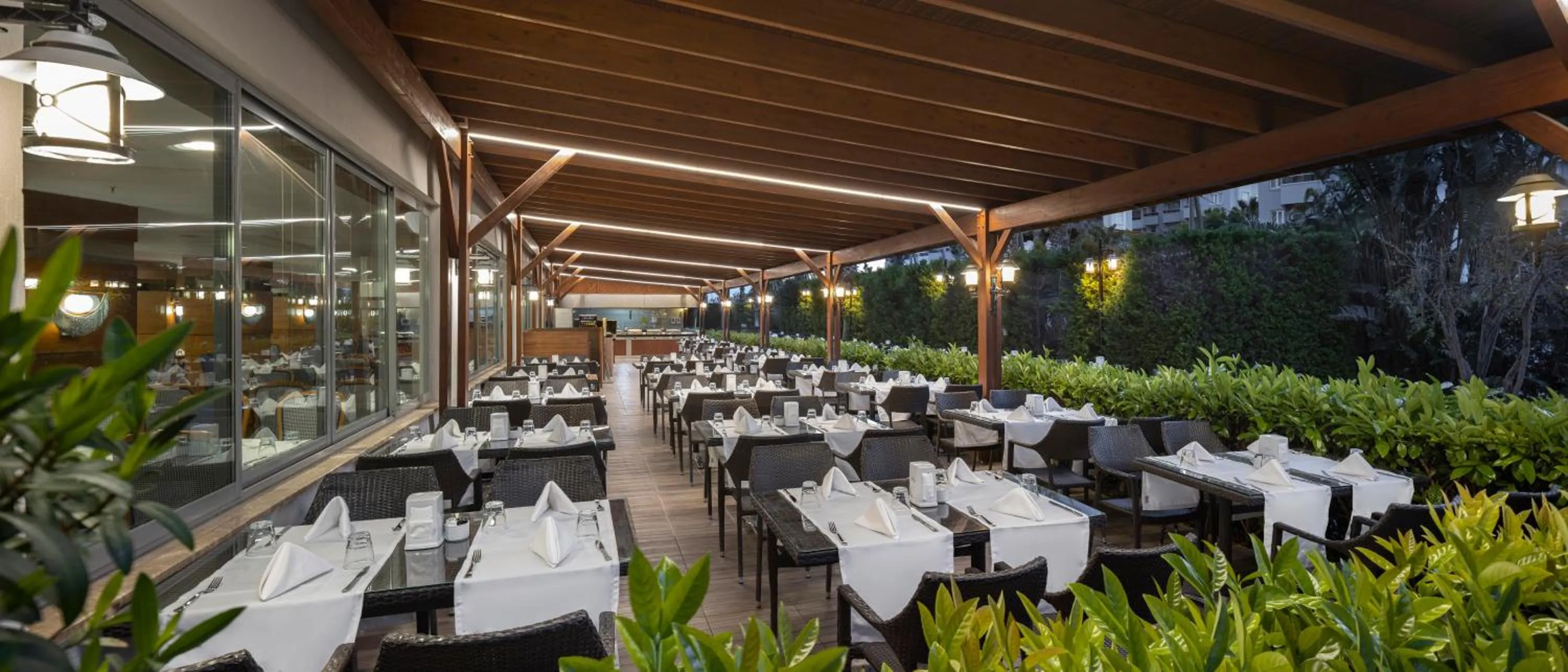 Restaurant/places to eat in Wyndham Garden Lara