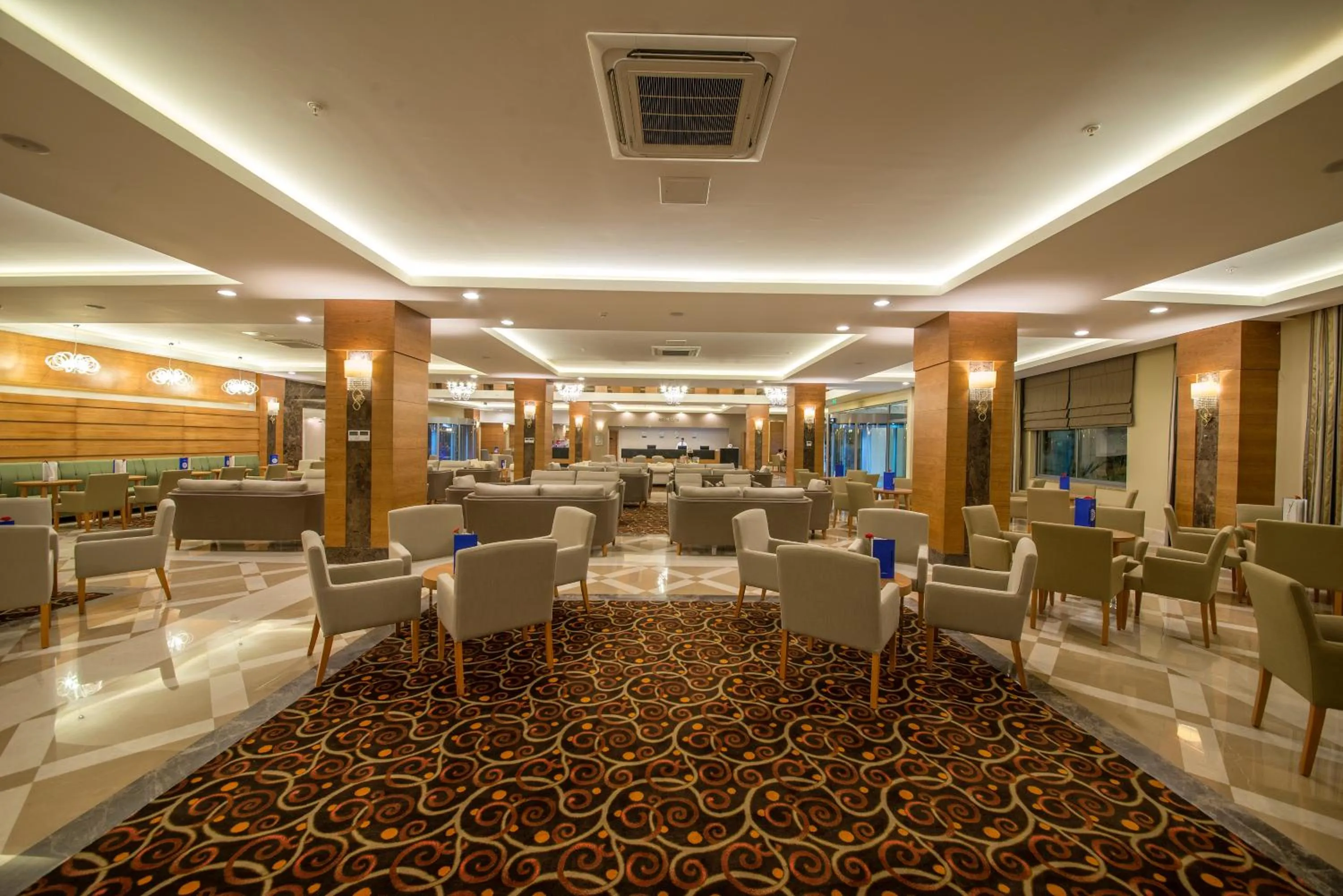 Restaurant/places to eat in Wyndham Garden Lara