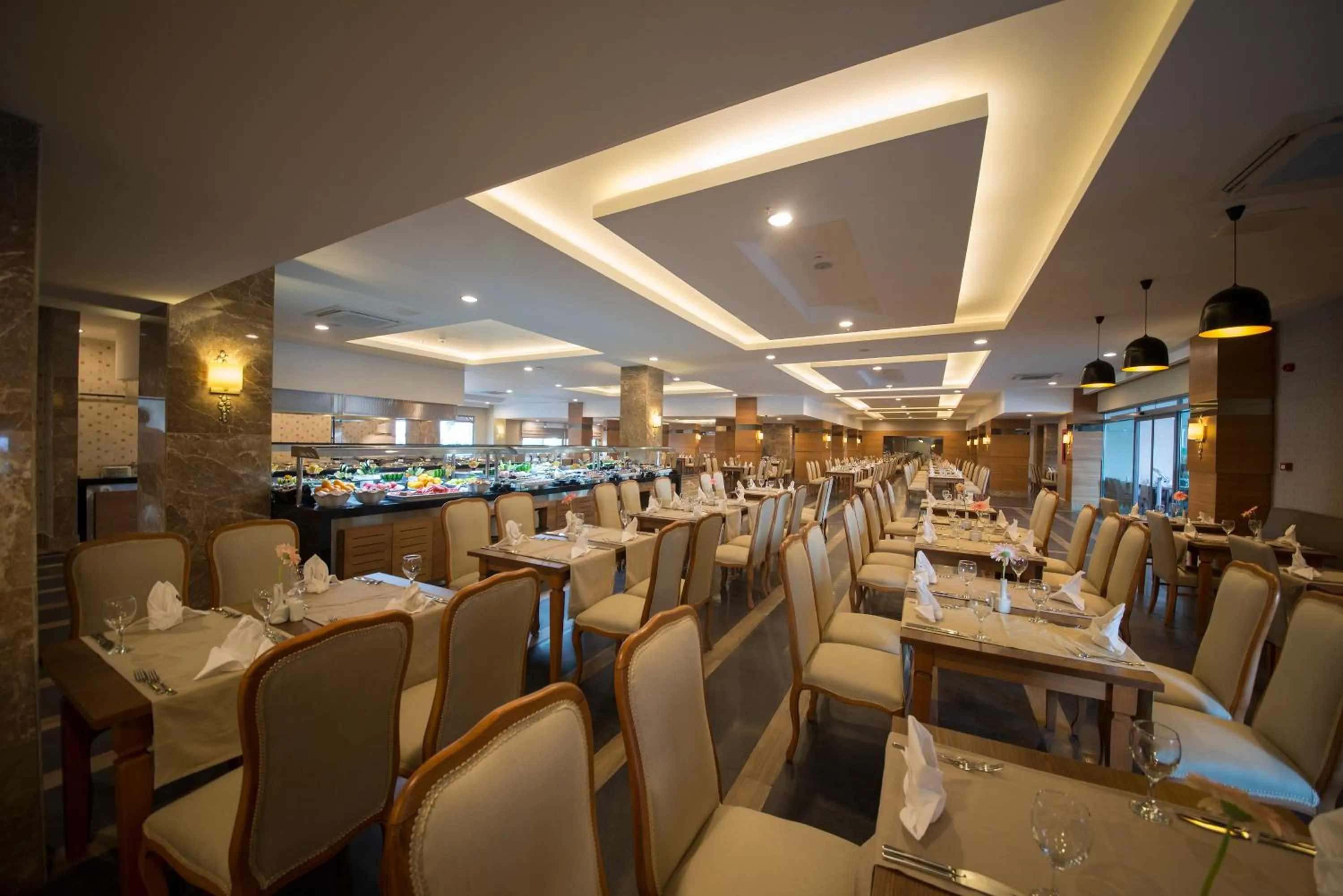 Restaurant/places to eat in Wyndham Garden Lara