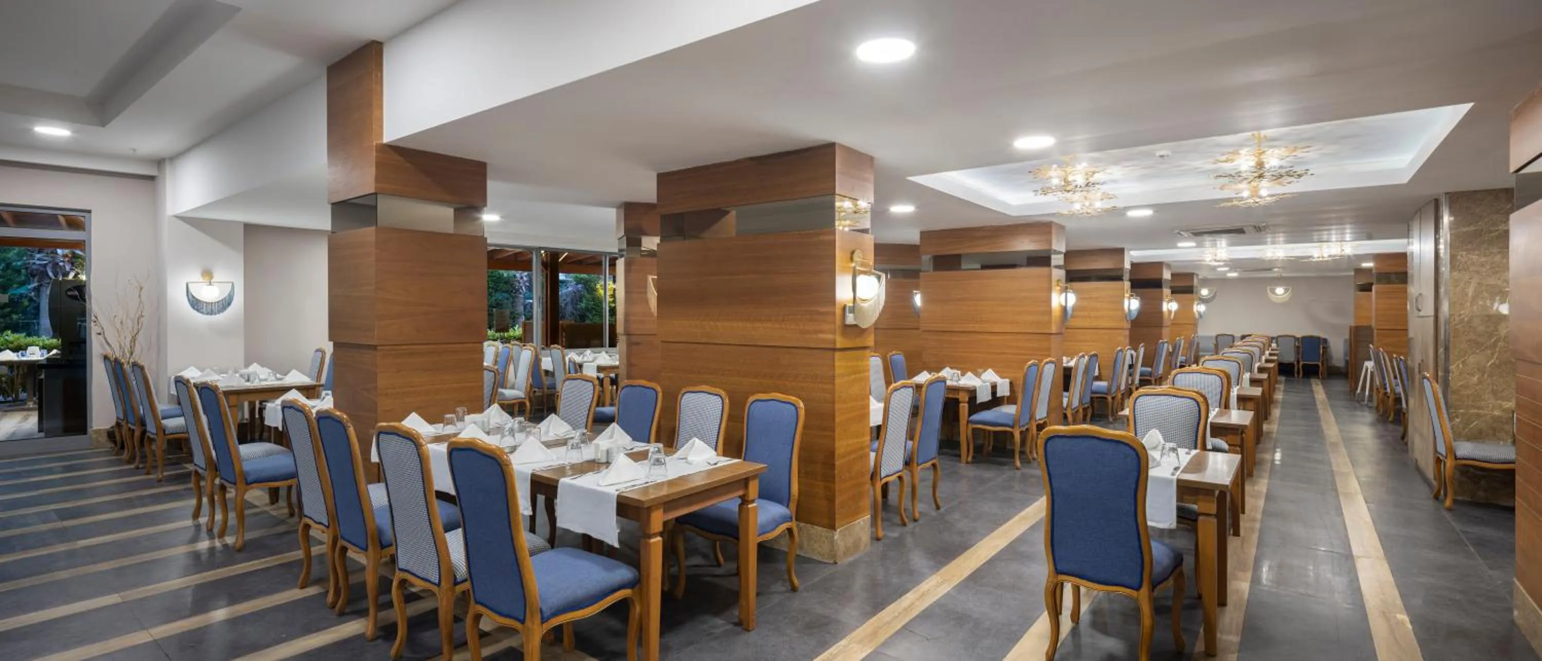 Restaurant/places to eat in Wyndham Garden Lara