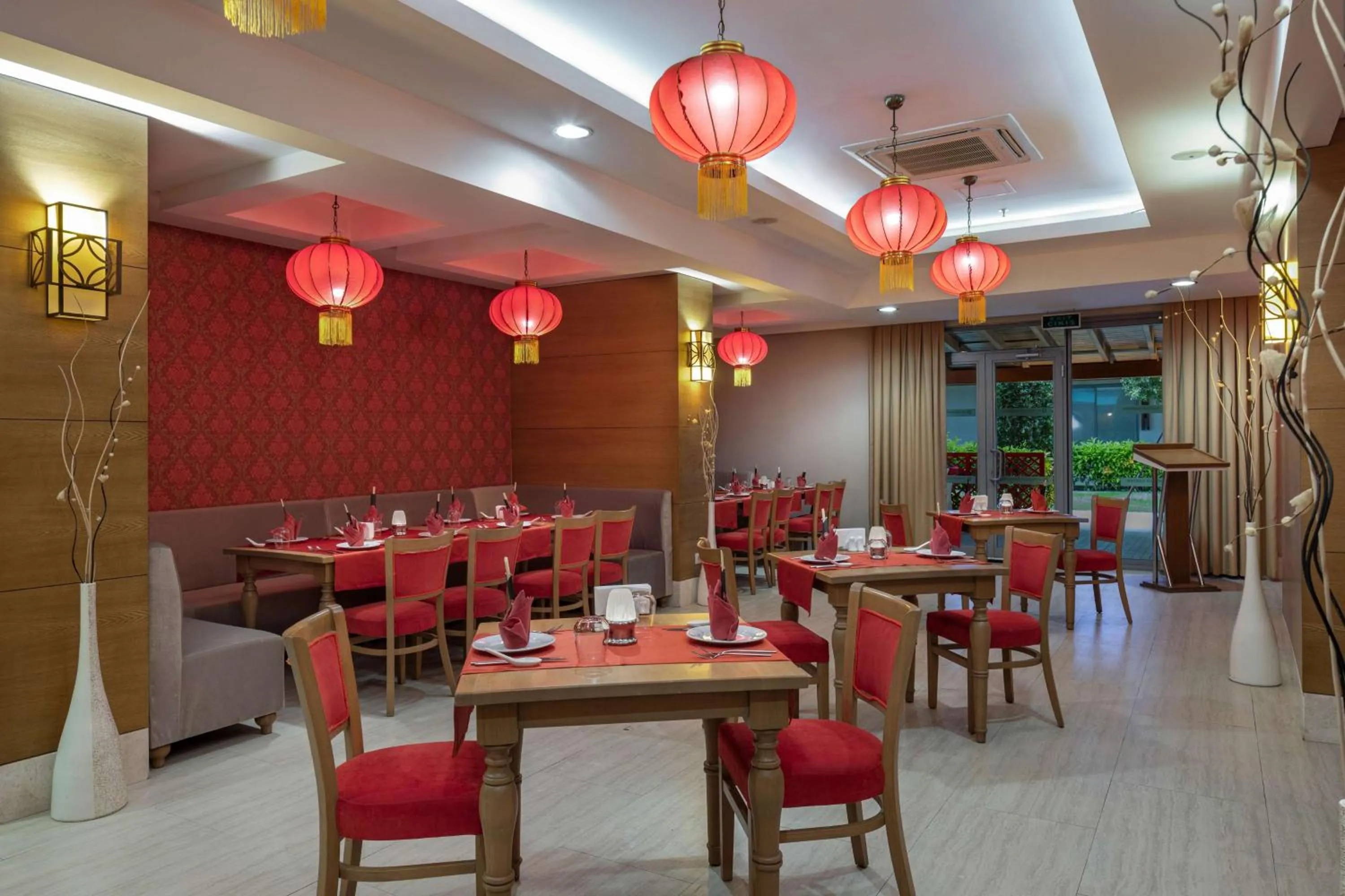 Restaurant/places to eat in Wyndham Garden Lara