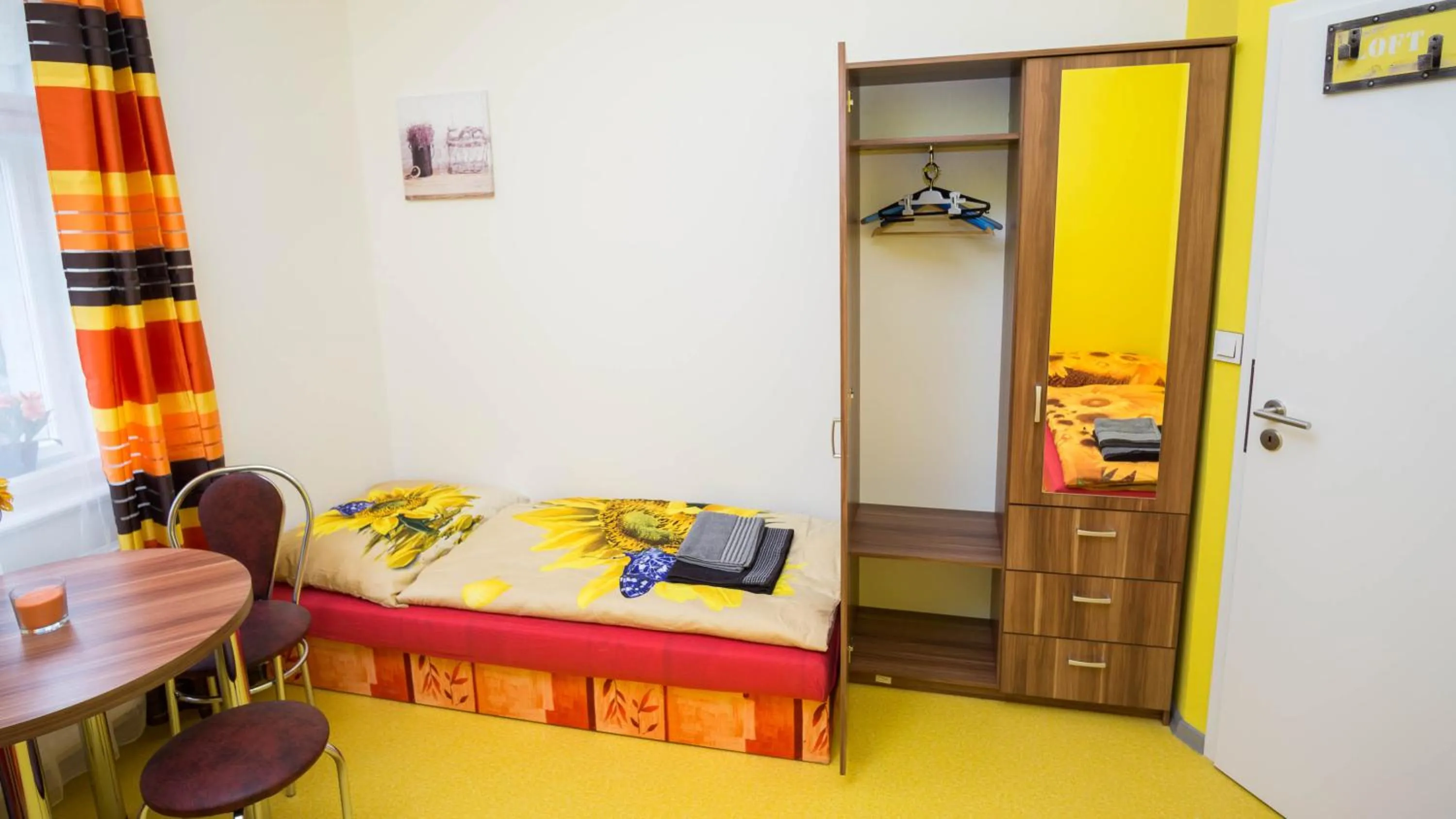Bed in Apartment Four Year Seasons - WALKABLE TO CENTRE, METRO AND RIVERSIDE