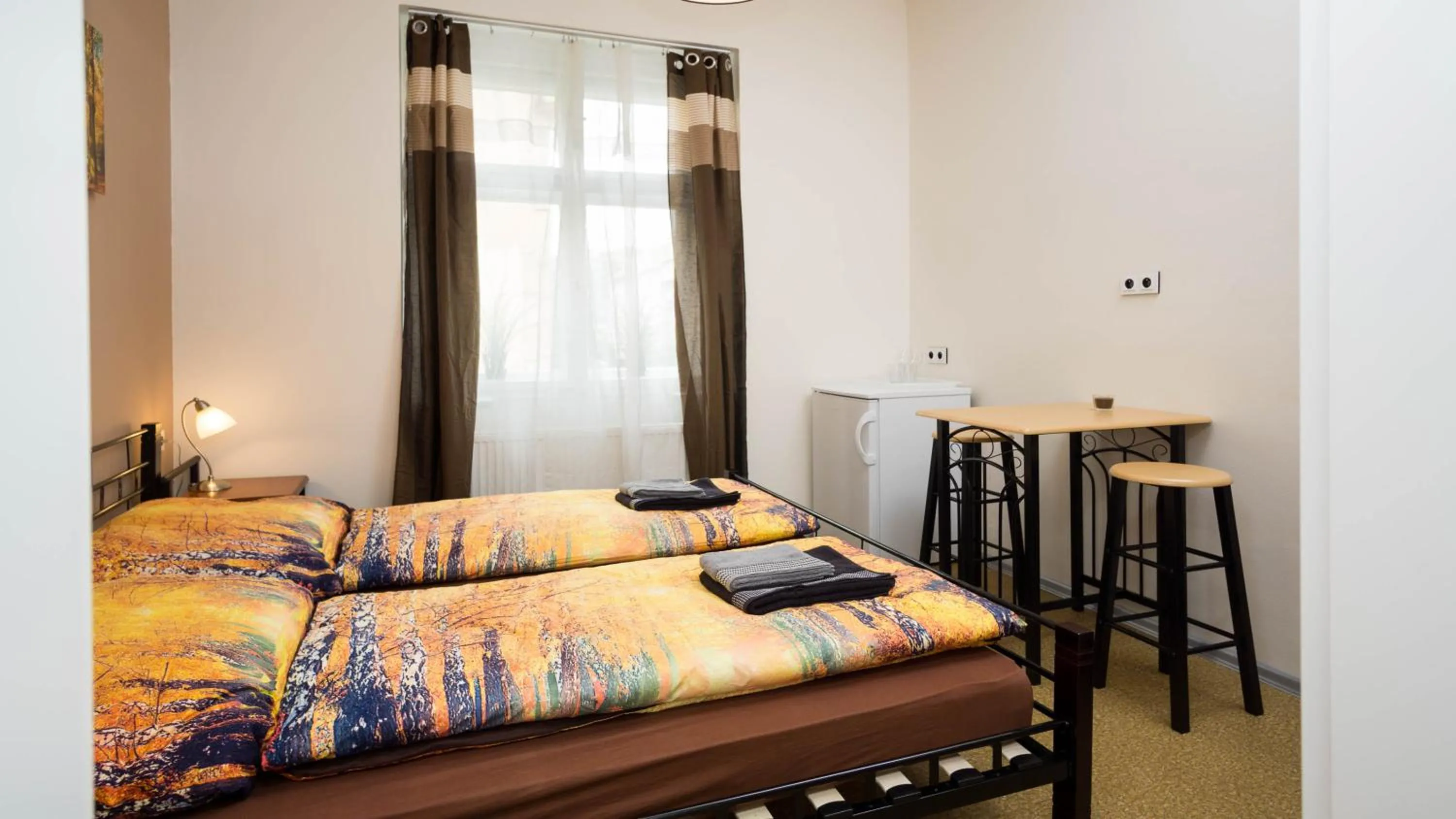 Bed in Apartment Four Year Seasons - WALKABLE TO CENTRE, METRO AND RIVERSIDE