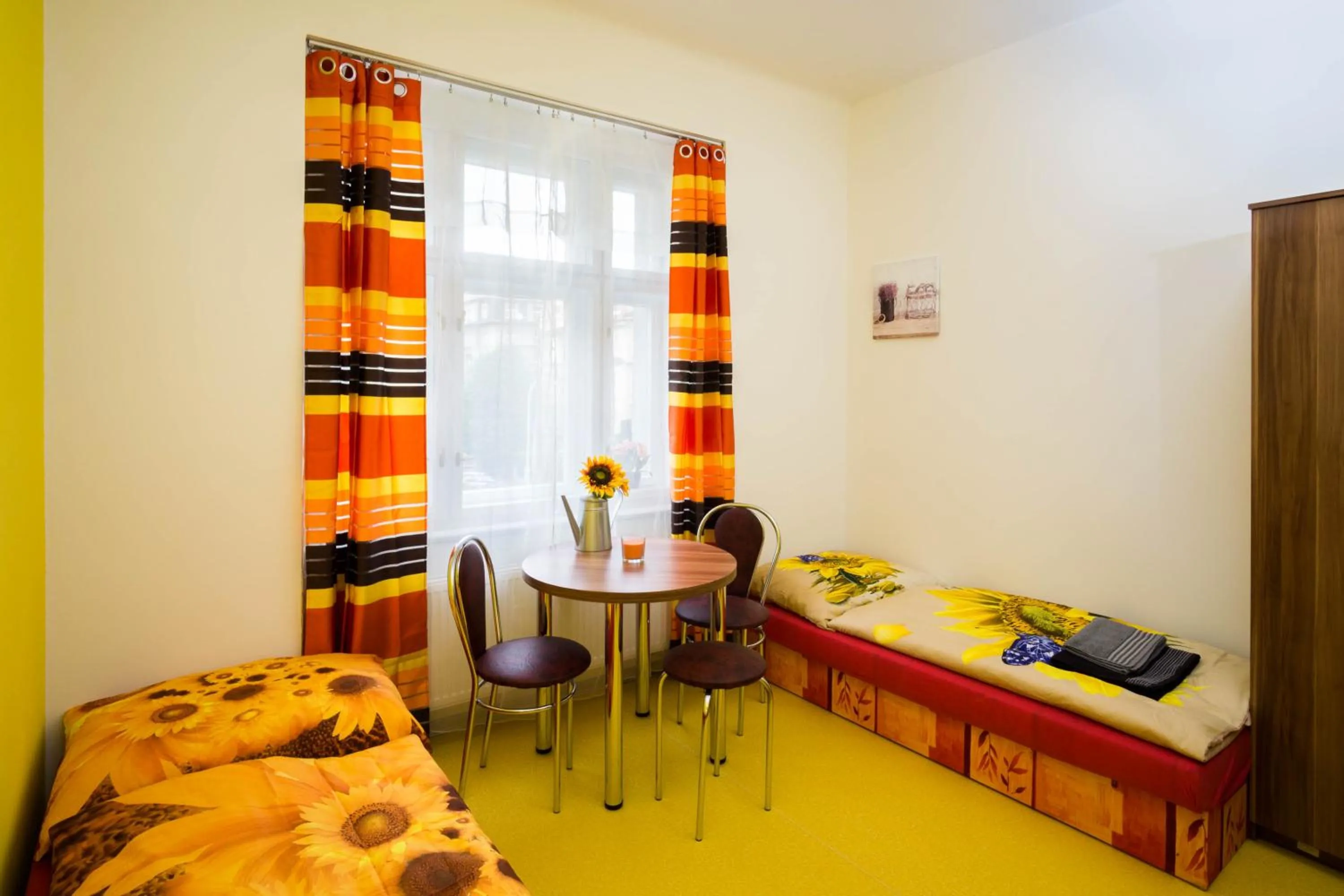 Photo of the whole room, Bed in Apartment Four Year Seasons - WALKABLE TO CENTRE, METRO AND RIVERSIDE