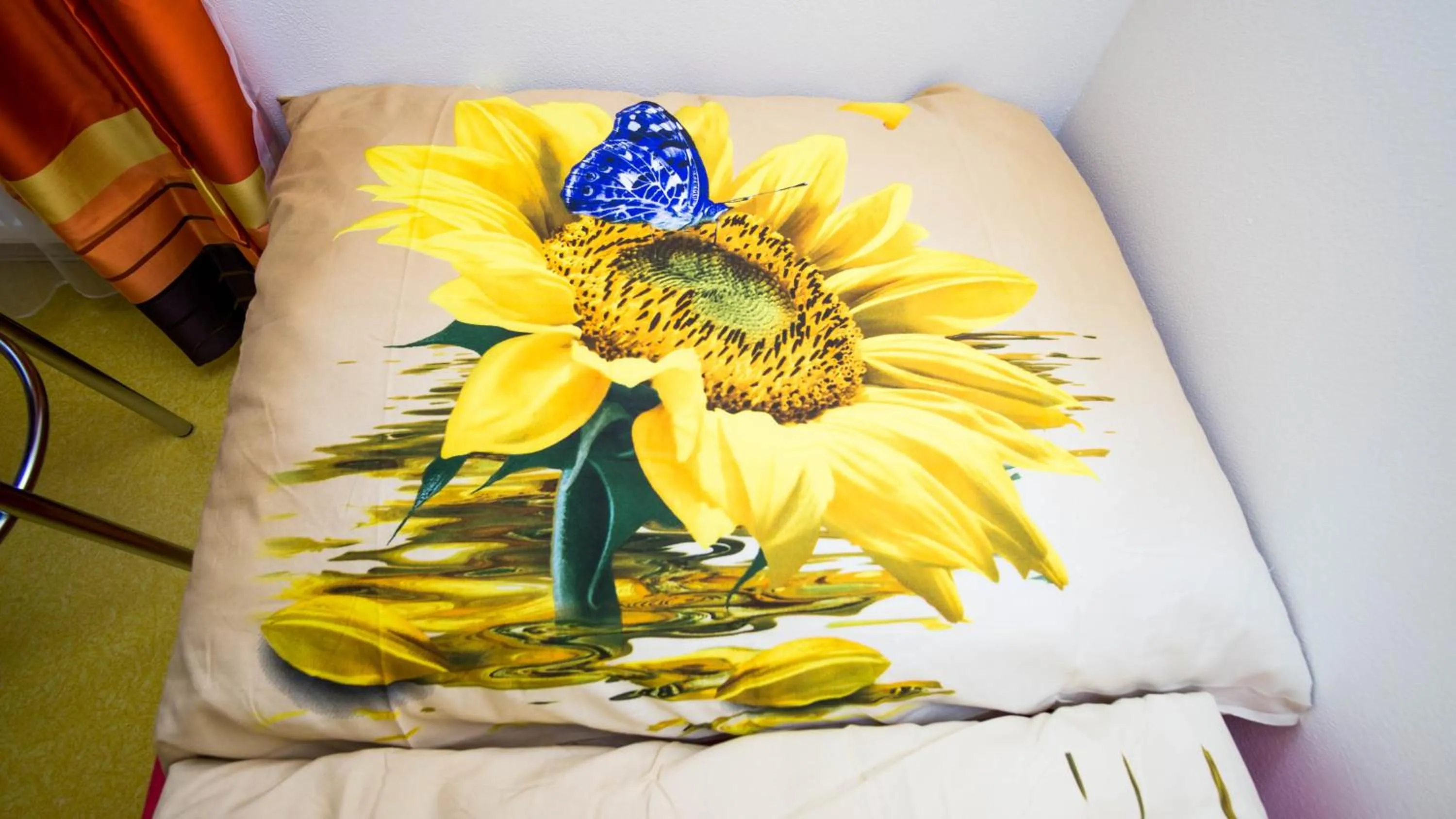 Bed in Apartment Four Year Seasons - WALKABLE TO CENTRE, METRO AND RIVERSIDE