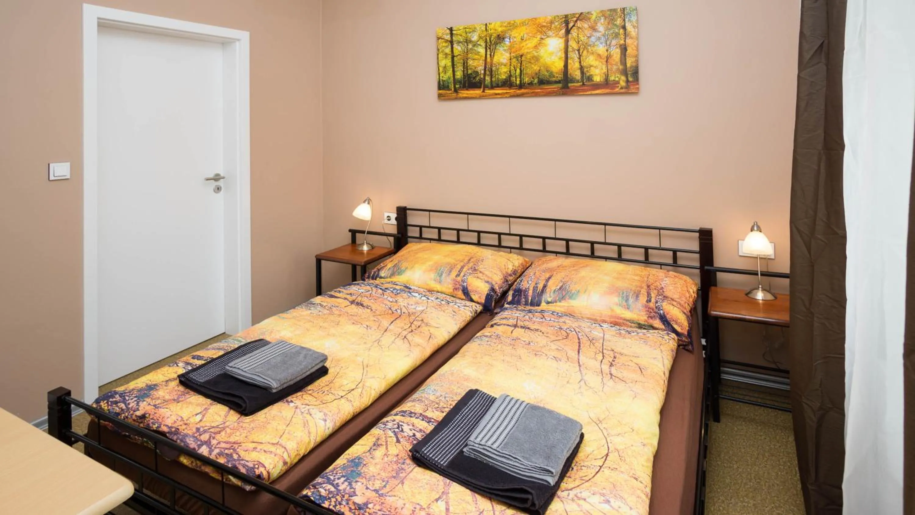 Bed in Apartment Four Year Seasons - WALKABLE TO CENTRE, METRO AND RIVERSIDE