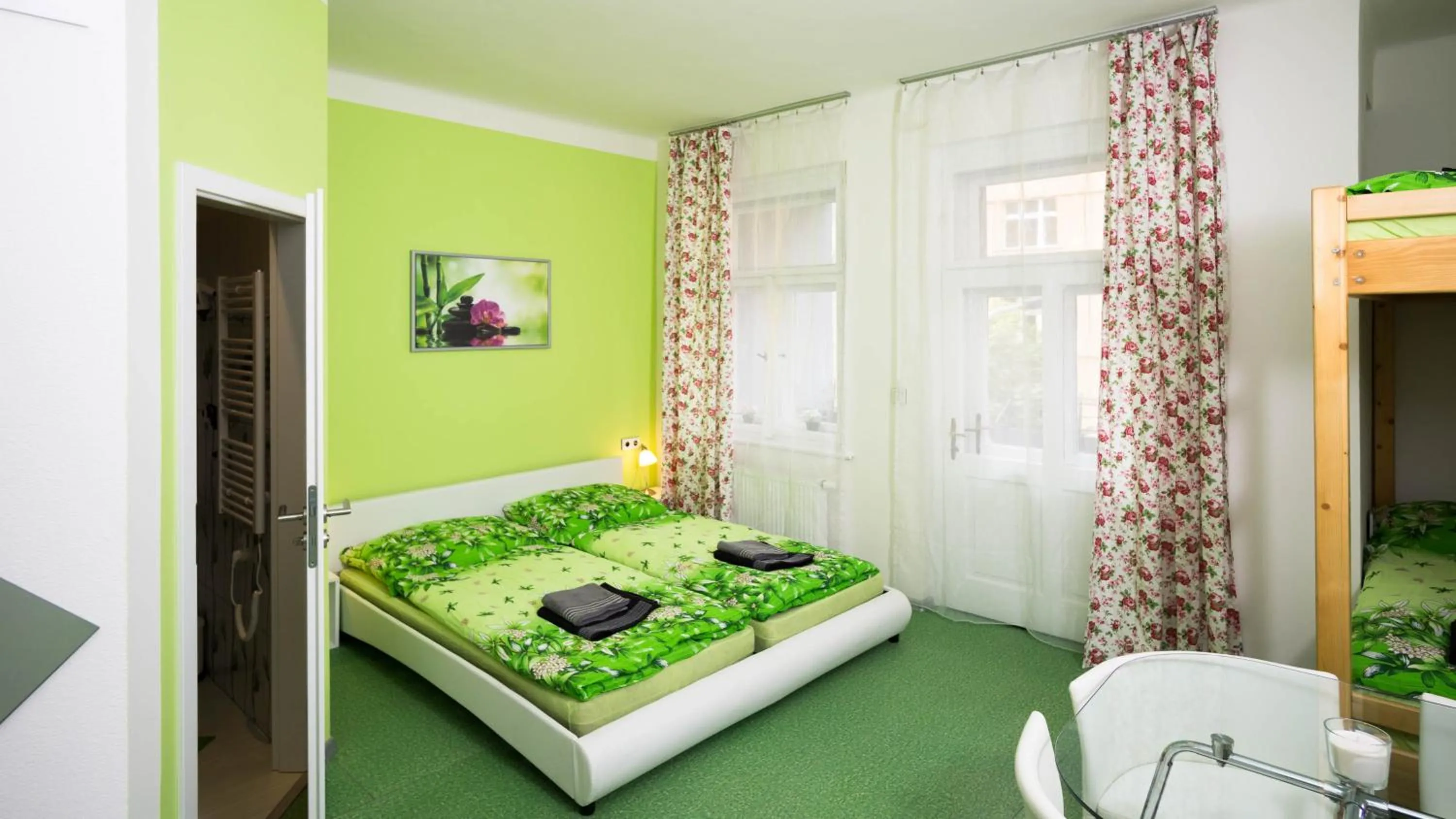 Bed in Apartment Four Year Seasons - WALKABLE TO CENTRE, METRO AND RIVERSIDE