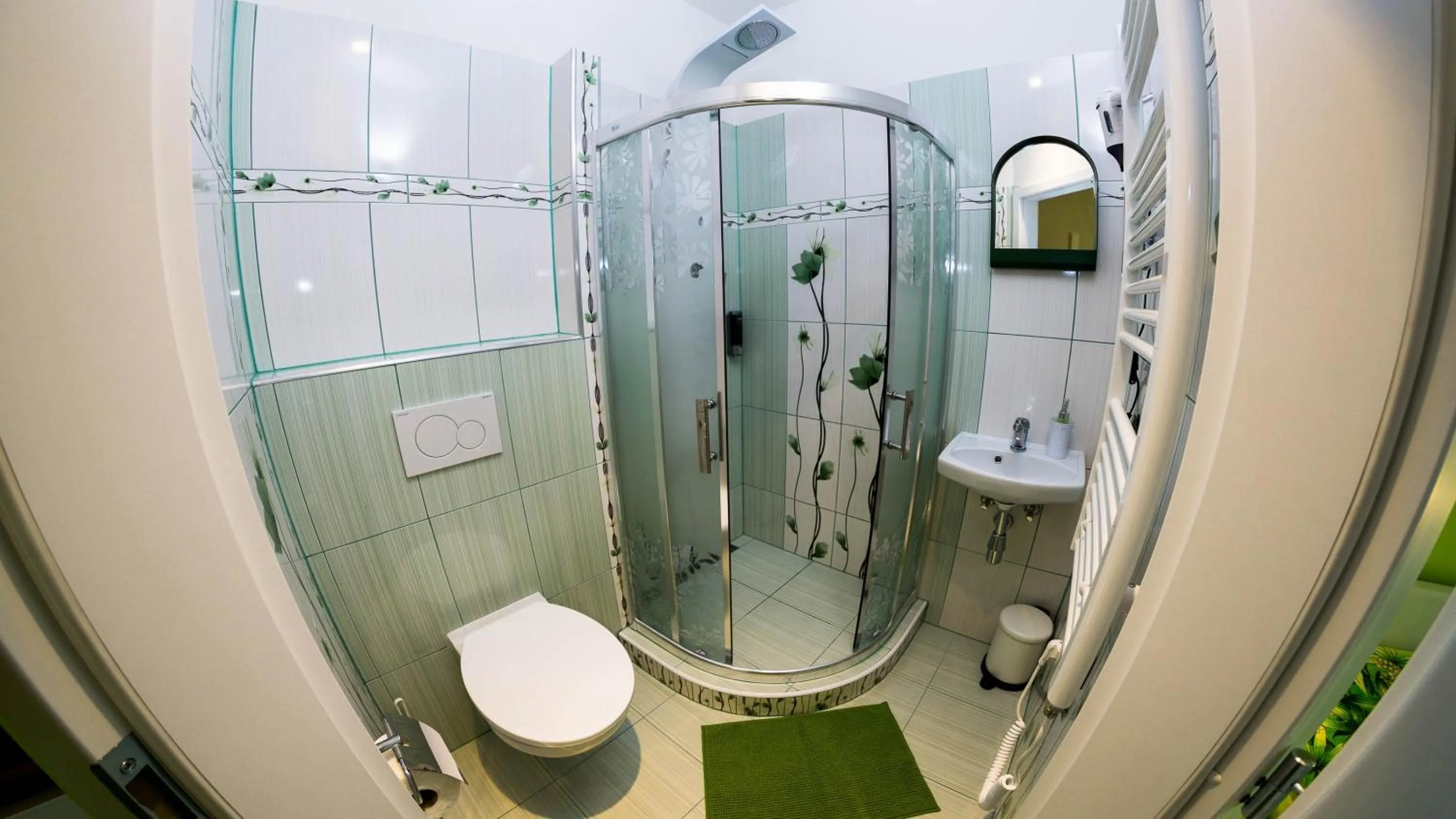 Shower in Apartment Four Year Seasons - WALKABLE TO CENTRE, METRO AND RIVERSIDE