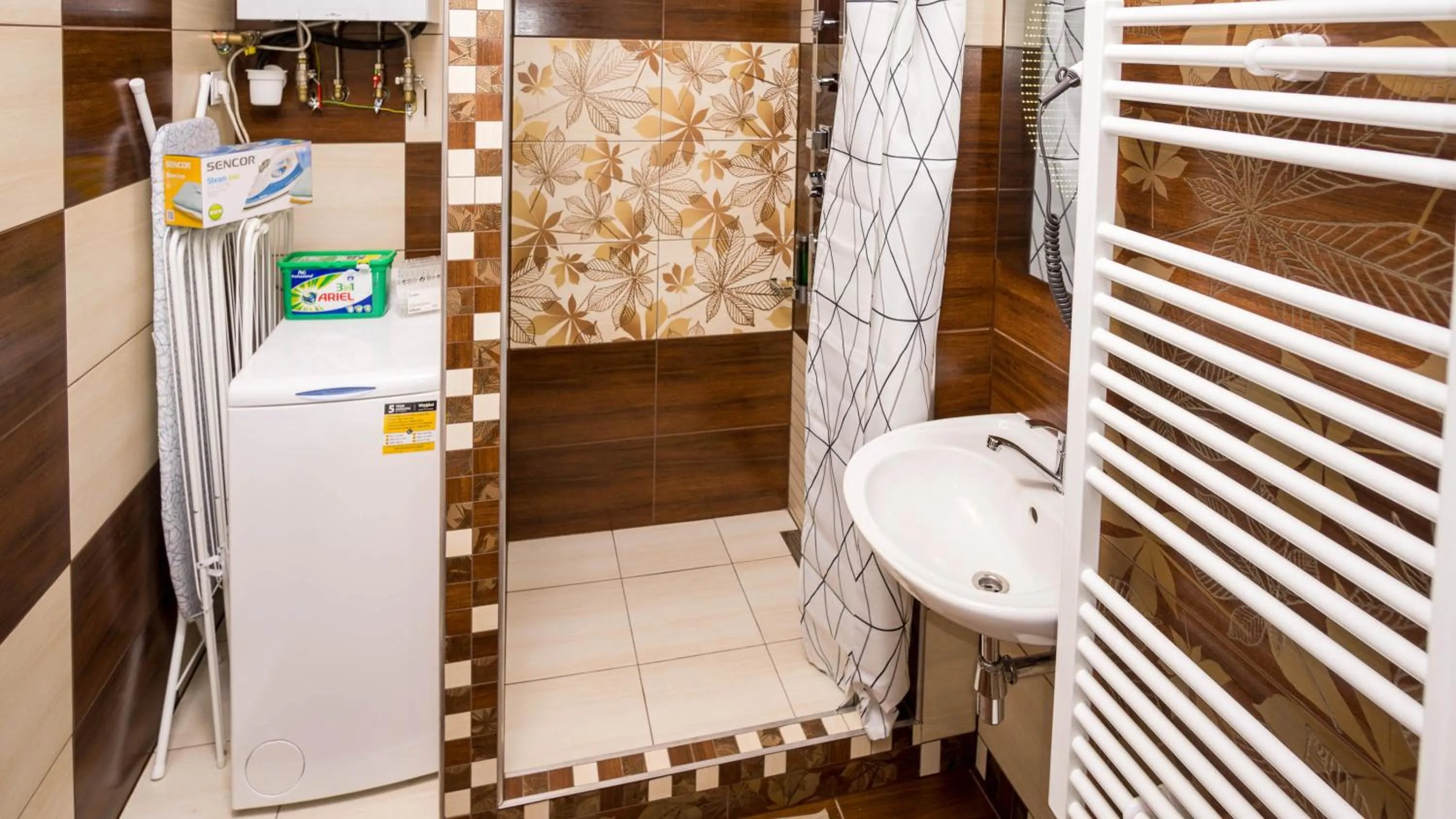 Shower in Apartment Four Year Seasons - WALKABLE TO CENTRE, METRO AND RIVERSIDE