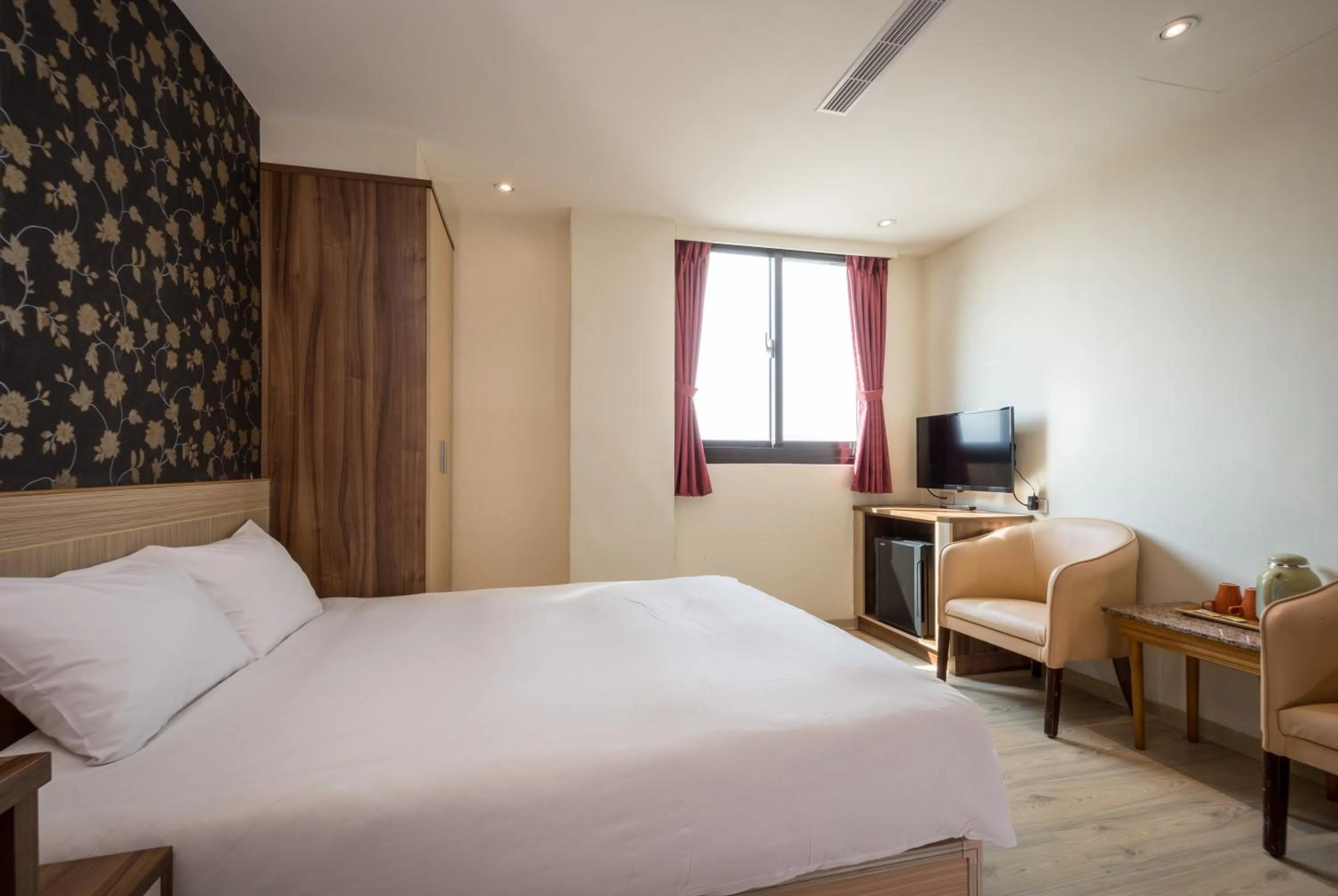 Photo of the whole room, Bed in Yadi Hotel