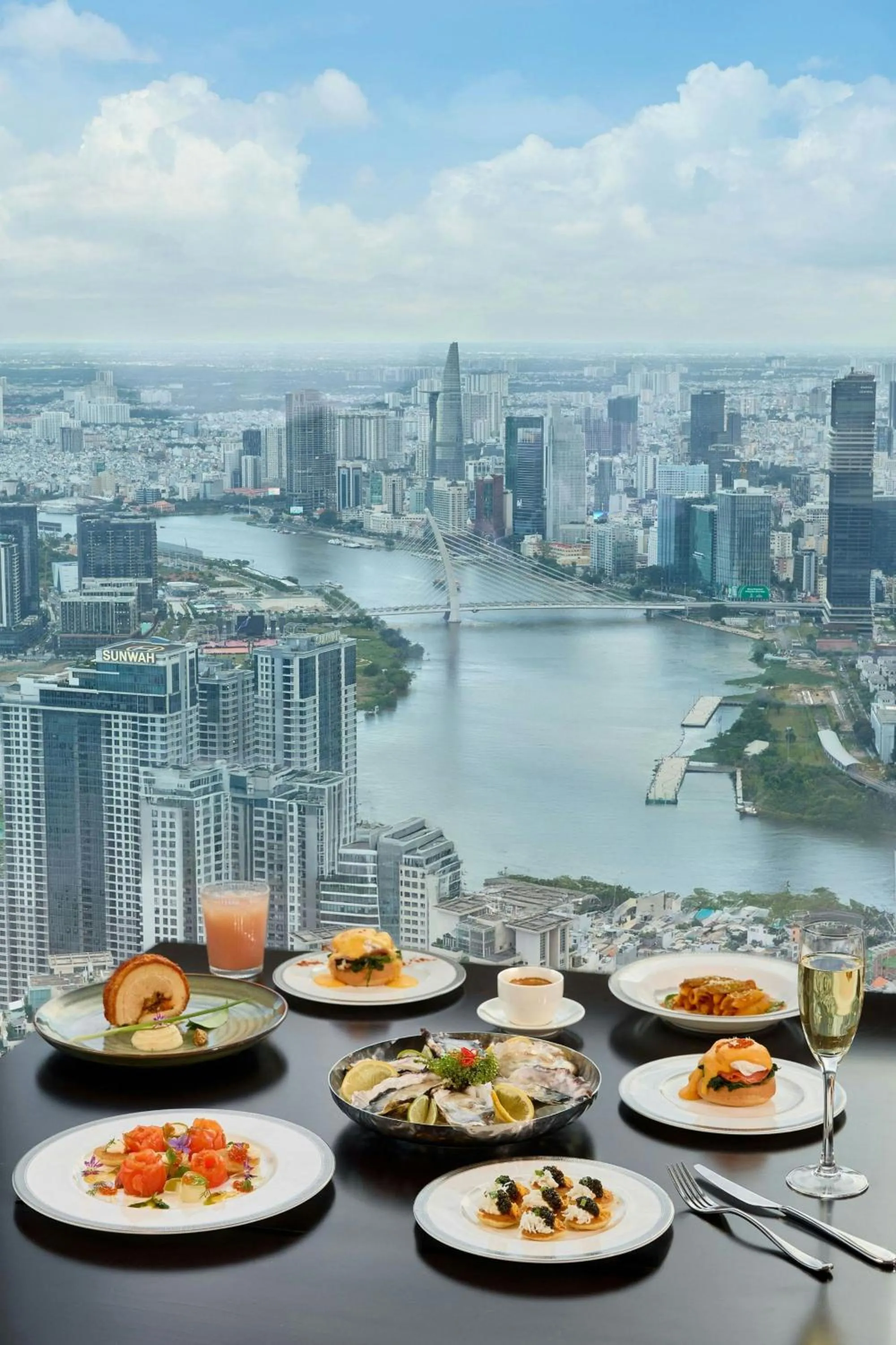 Restaurant/places to eat in Vinpearl Landmark 81, Autograph Collection