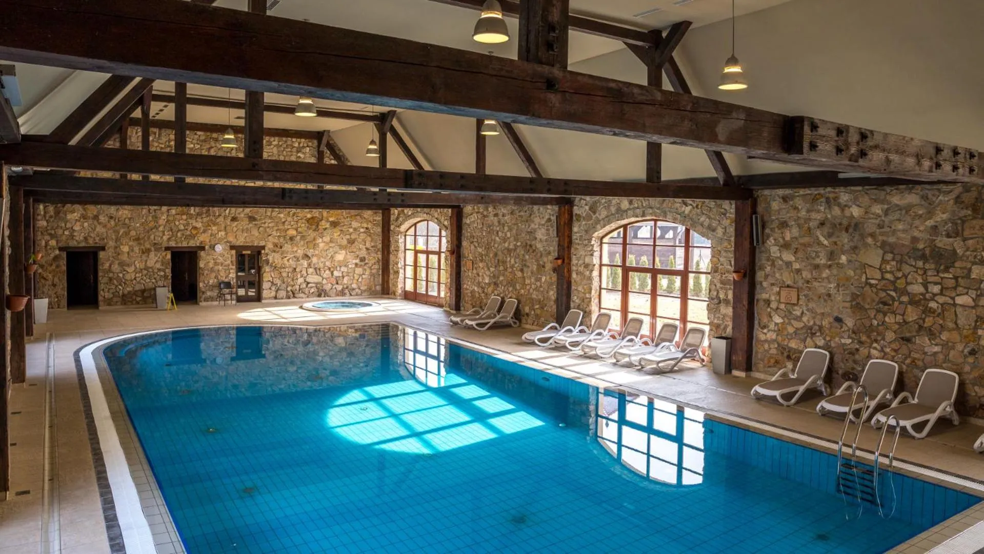 Pool view in Pałac Wojanów